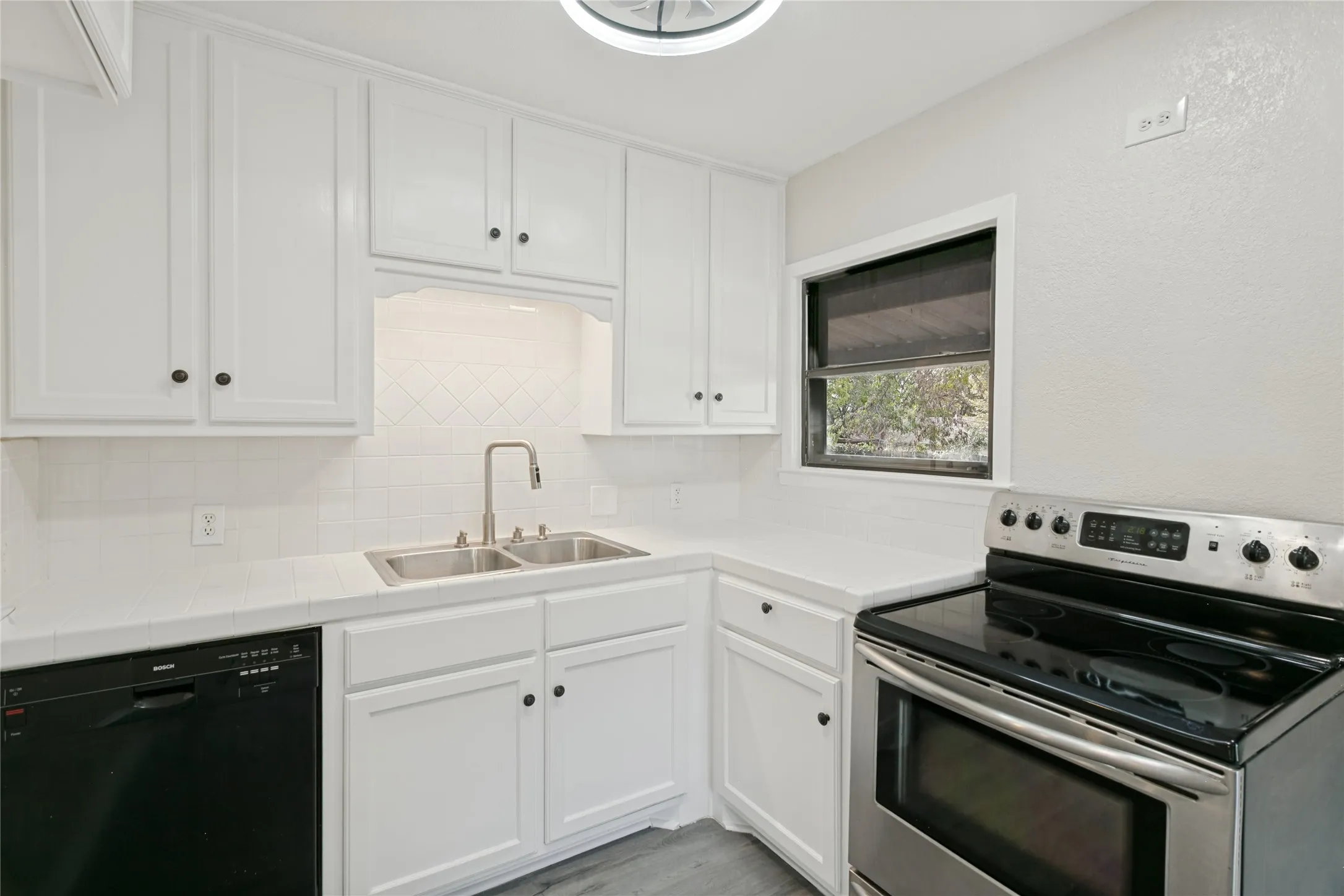 Single Family Residence For Sale in Tarrant County , 7413 Davenport Avenue, Fort Worth, Texas 76116, 2 Bedroom, 1 Bathroom, Garage spaces, 753 Sqft, built in 1948, mls#21412264, Real Estate Agent in Fort Worth, Homes For Sale in Tarrant county, Homes For Sale in Fort Worth, Realtor in Fort Worth Texas, Real Estate Brokerage Independent Realty Texas, Luminita Cordes Realtor