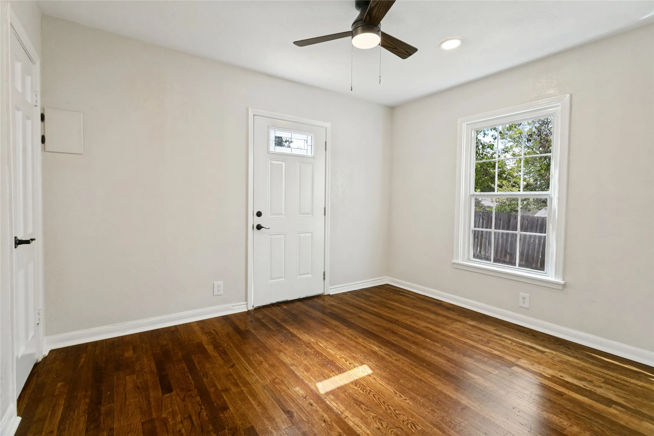 Single Family Residence For Sale in Tarrant County , 7413 Davenport Avenue, Fort Worth, Texas 76116, 2 Bedroom, 1 Bathroom, Garage spaces, 753 Sqft, built in 1948, mls#21412264, Real Estate Agent in Fort Worth, Homes For Sale in Tarrant county, Homes For Sale in Fort Worth, Realtor in Fort Worth Texas, Real Estate Brokerage Independent Realty Texas, Luminita Cordes Realtor