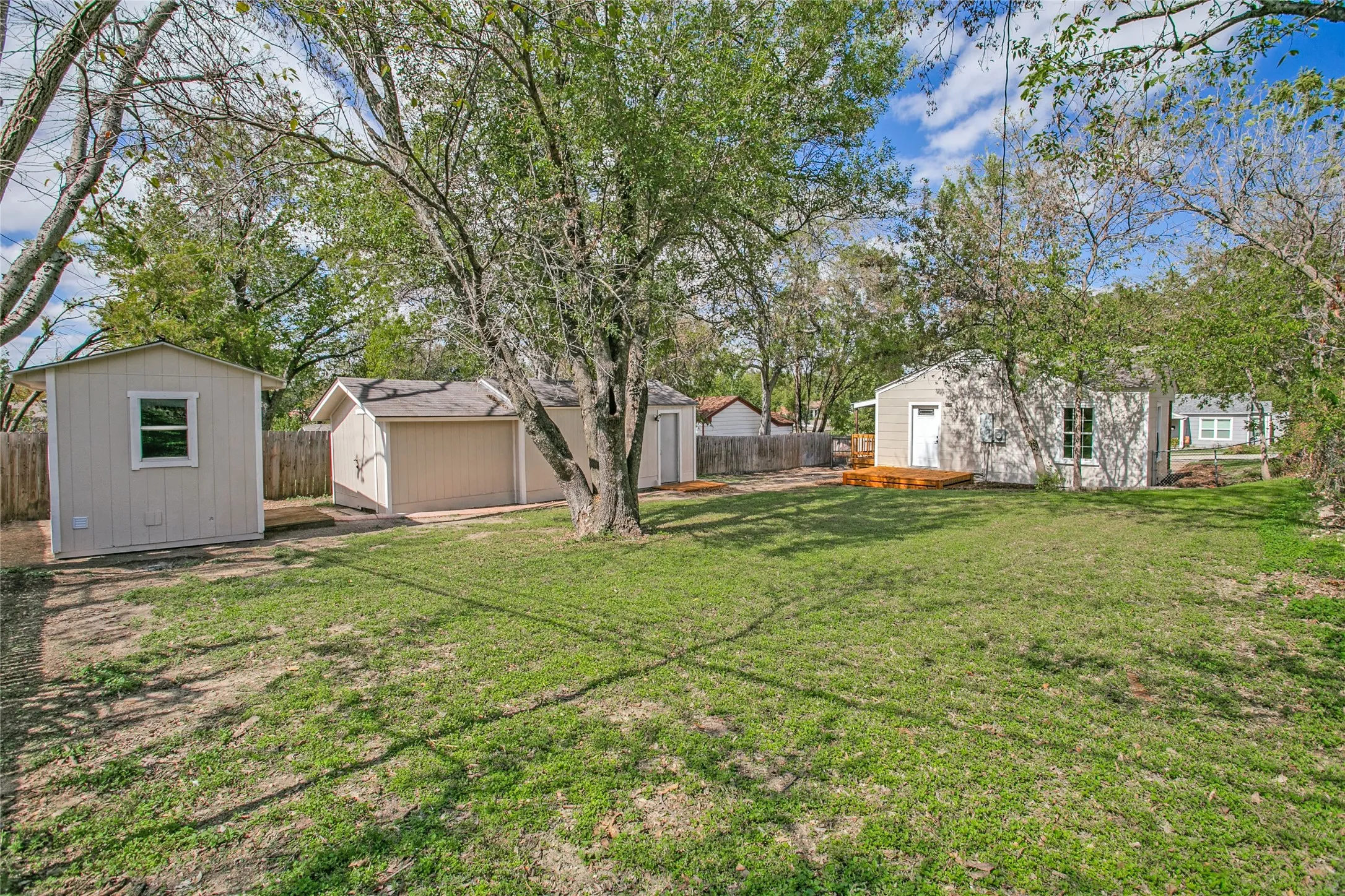 Single Family Residence For Sale in Tarrant County , 7413 Davenport Avenue, Fort Worth, Texas 76116, 2 Bedroom, 1 Bathroom, Garage spaces, 753 Sqft, built in 1948, mls#21412264, Real Estate Agent in Fort Worth, Homes For Sale in Tarrant county, Homes For Sale in Fort Worth, Realtor in Fort Worth Texas, Real Estate Brokerage Independent Realty Texas, Luminita Cordes Realtor
