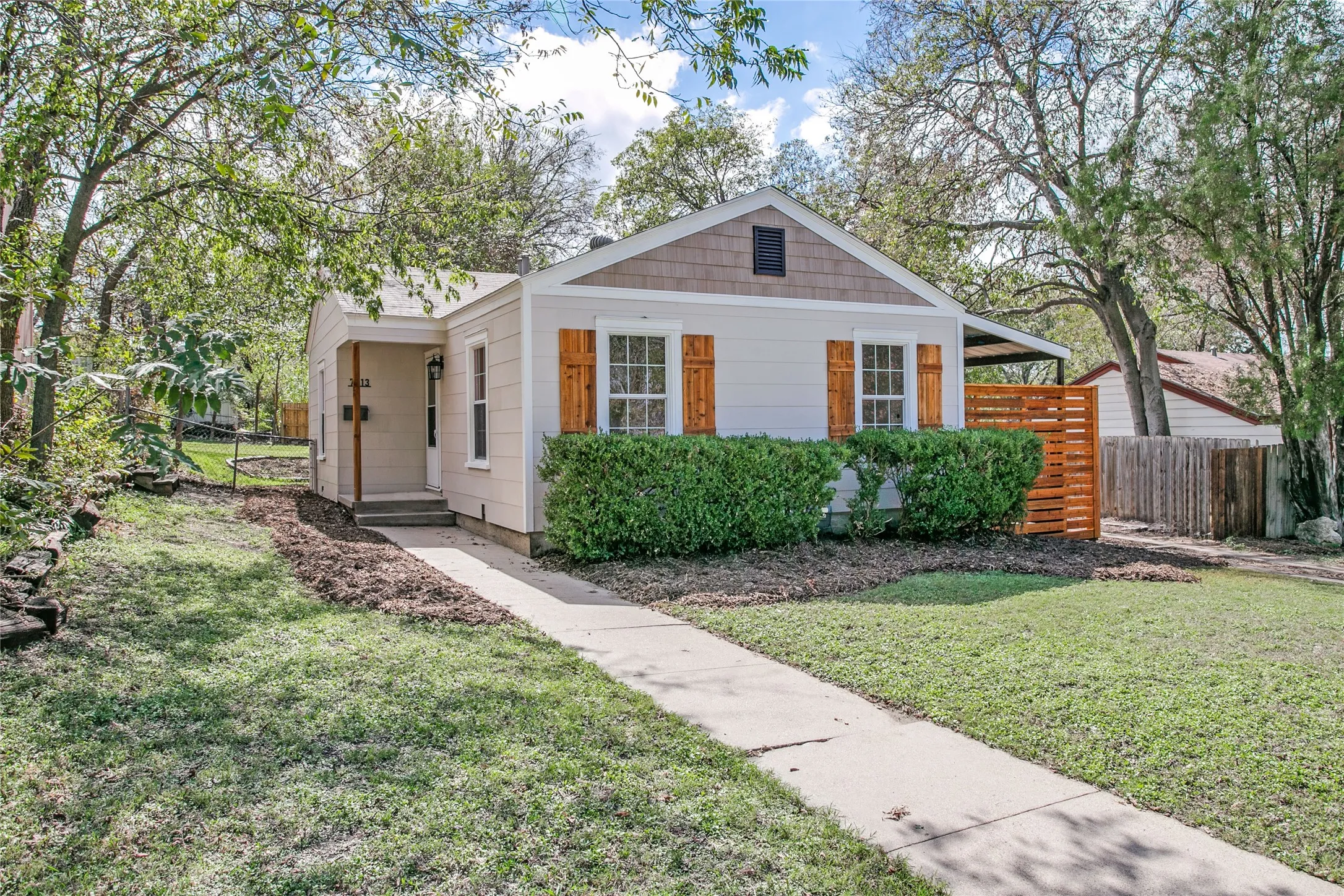 Single Family Residence For Sale in Tarrant County , 7413 Davenport Avenue, Fort Worth, Texas 76116, 2 Bedroom, 1 Bathroom, Garage spaces, 753 Sqft, built in 1948, mls#21412264, Real Estate Agent in Fort Worth, Homes For Sale in Tarrant county, Homes For Sale in Fort Worth, Realtor in Fort Worth Texas, Real Estate Brokerage Independent Realty Texas, Luminita Cordes Realtor