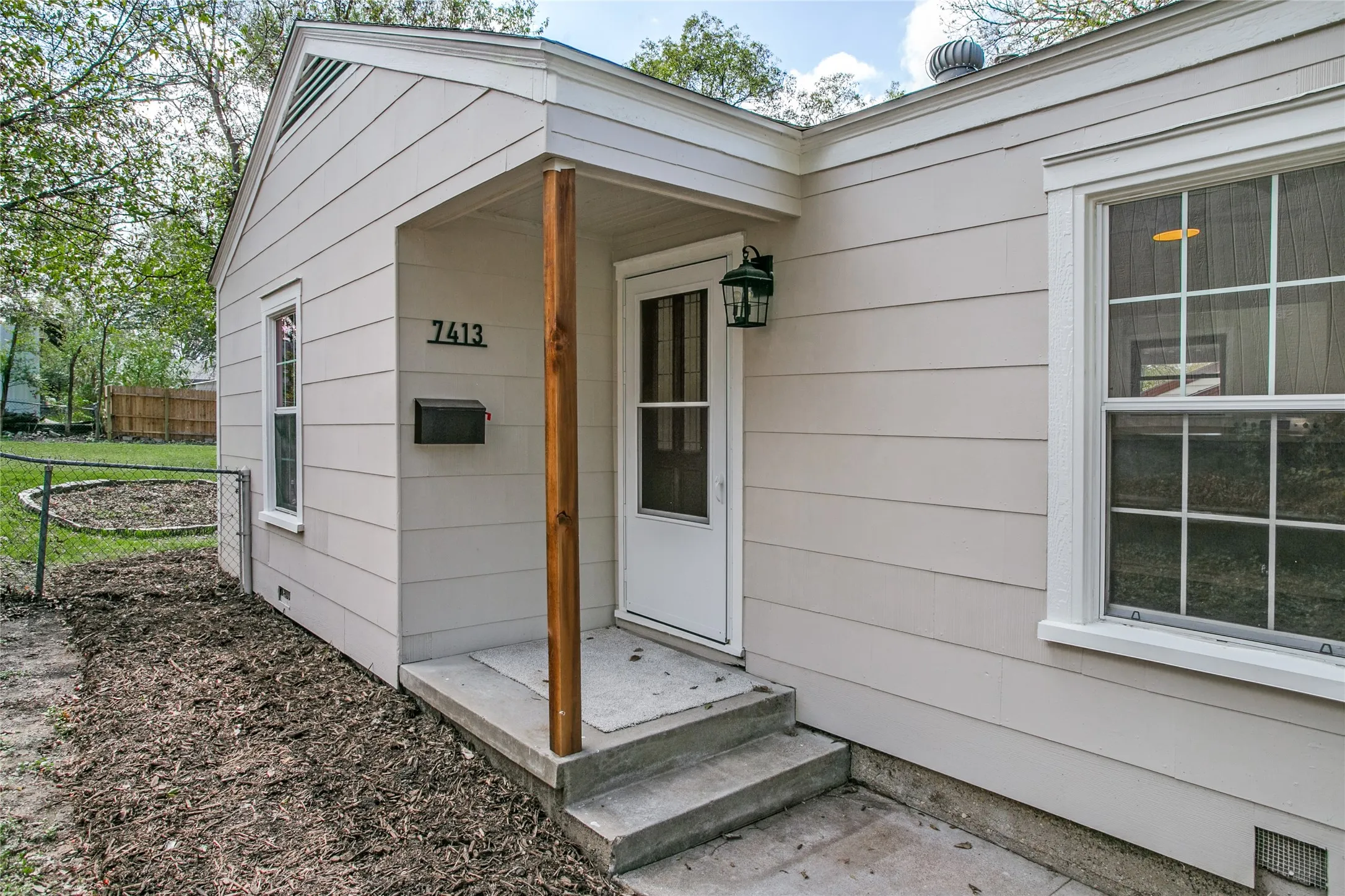 Single Family Residence For Sale in Tarrant County , 7413 Davenport Avenue, Fort Worth, Texas 76116, 2 Bedroom, 1 Bathroom, Garage spaces, 753 Sqft, built in 1948, mls#21412264, Real Estate Agent in Fort Worth, Homes For Sale in Tarrant county, Homes For Sale in Fort Worth, Realtor in Fort Worth Texas, Real Estate Brokerage Independent Realty Texas, Luminita Cordes Realtor