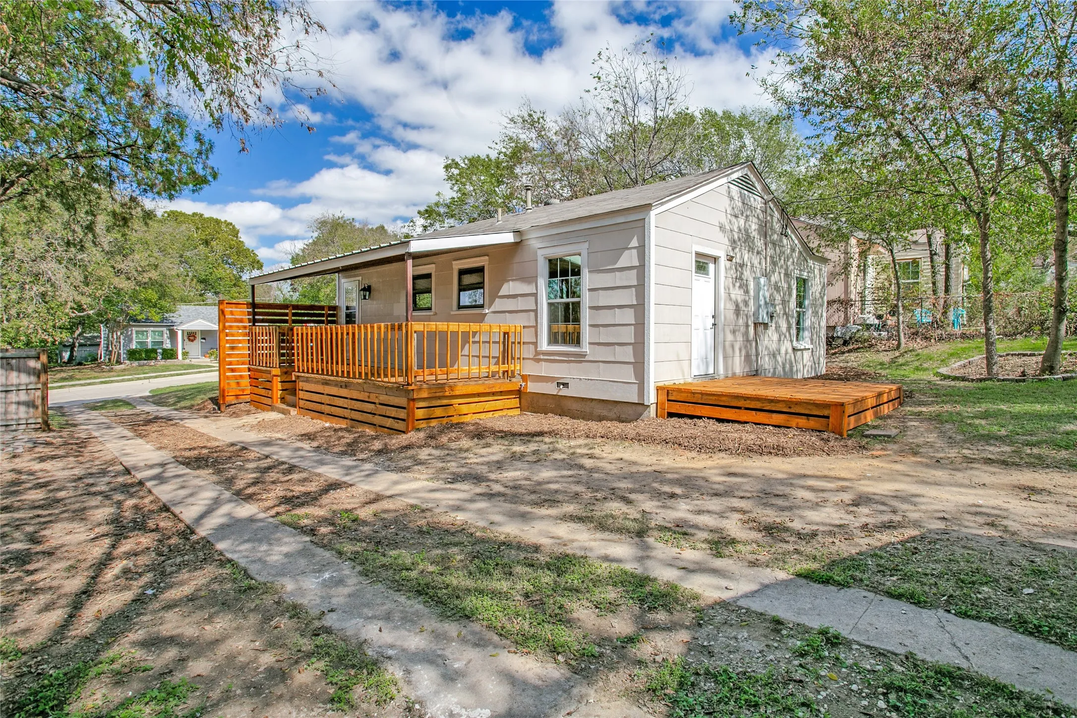 Single Family Residence For Sale in Tarrant County , 7413 Davenport Avenue, Fort Worth, Texas 76116, 2 Bedroom, 1 Bathroom, Garage spaces, 753 Sqft, built in 1948, mls#21412264, Real Estate Agent in Fort Worth, Homes For Sale in Tarrant county, Homes For Sale in Fort Worth, Realtor in Fort Worth Texas, Real Estate Brokerage Independent Realty Texas, Luminita Cordes Realtor