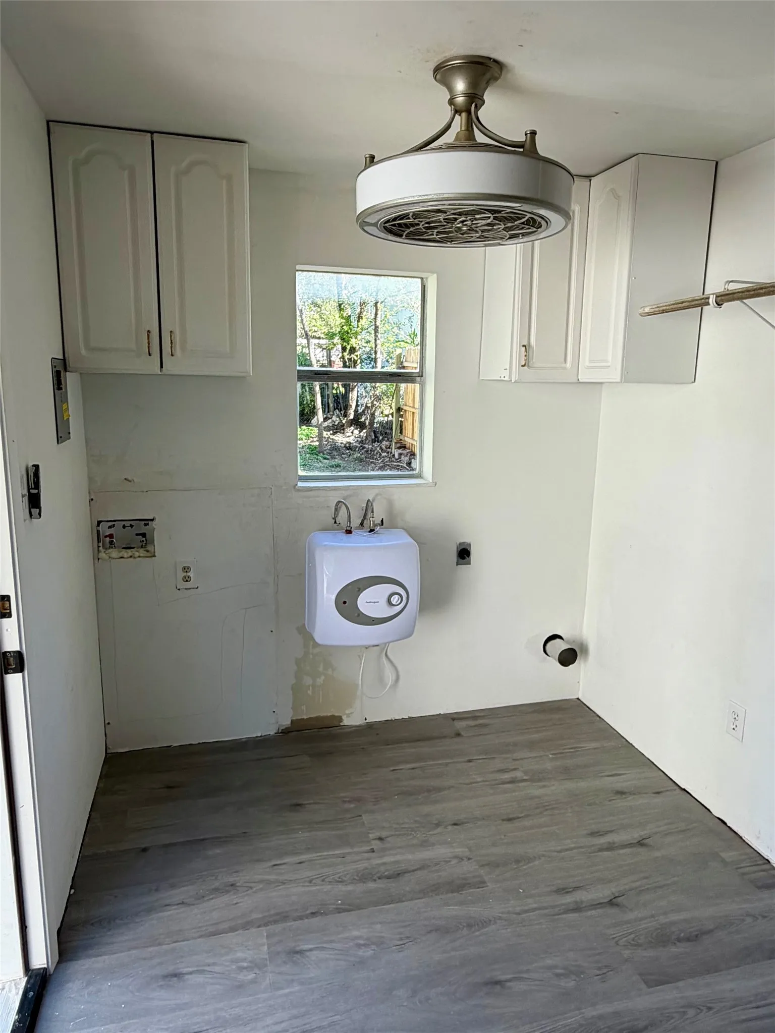 Single Family Residence For Sale in Tarrant County , 7413 Davenport Avenue, Fort Worth, Texas 76116, 2 Bedroom, 1 Bathroom, Garage spaces, 753 Sqft, built in 1948, mls#21412264, Real Estate Agent in Fort Worth, Homes For Sale in Tarrant county, Homes For Sale in Fort Worth, Realtor in Fort Worth Texas, Real Estate Brokerage Independent Realty Texas, Luminita Cordes Realtor