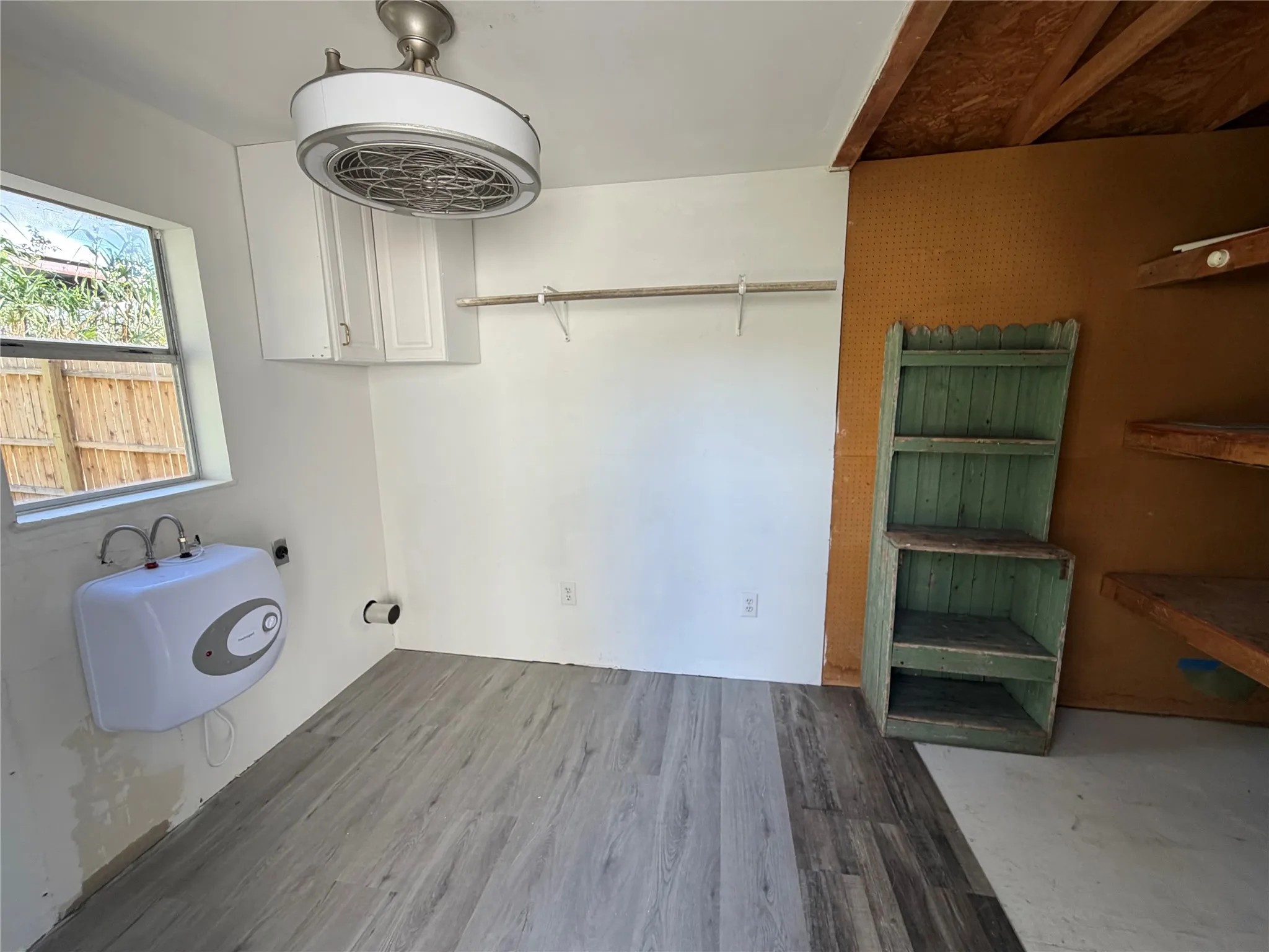 Single Family Residence For Sale in Tarrant County , 7413 Davenport Avenue, Fort Worth, Texas 76116, 2 Bedroom, 1 Bathroom, Garage spaces, 753 Sqft, built in 1948, mls#21412264, Real Estate Agent in Fort Worth, Homes For Sale in Tarrant county, Homes For Sale in Fort Worth, Realtor in Fort Worth Texas, Real Estate Brokerage Independent Realty Texas, Luminita Cordes Realtor