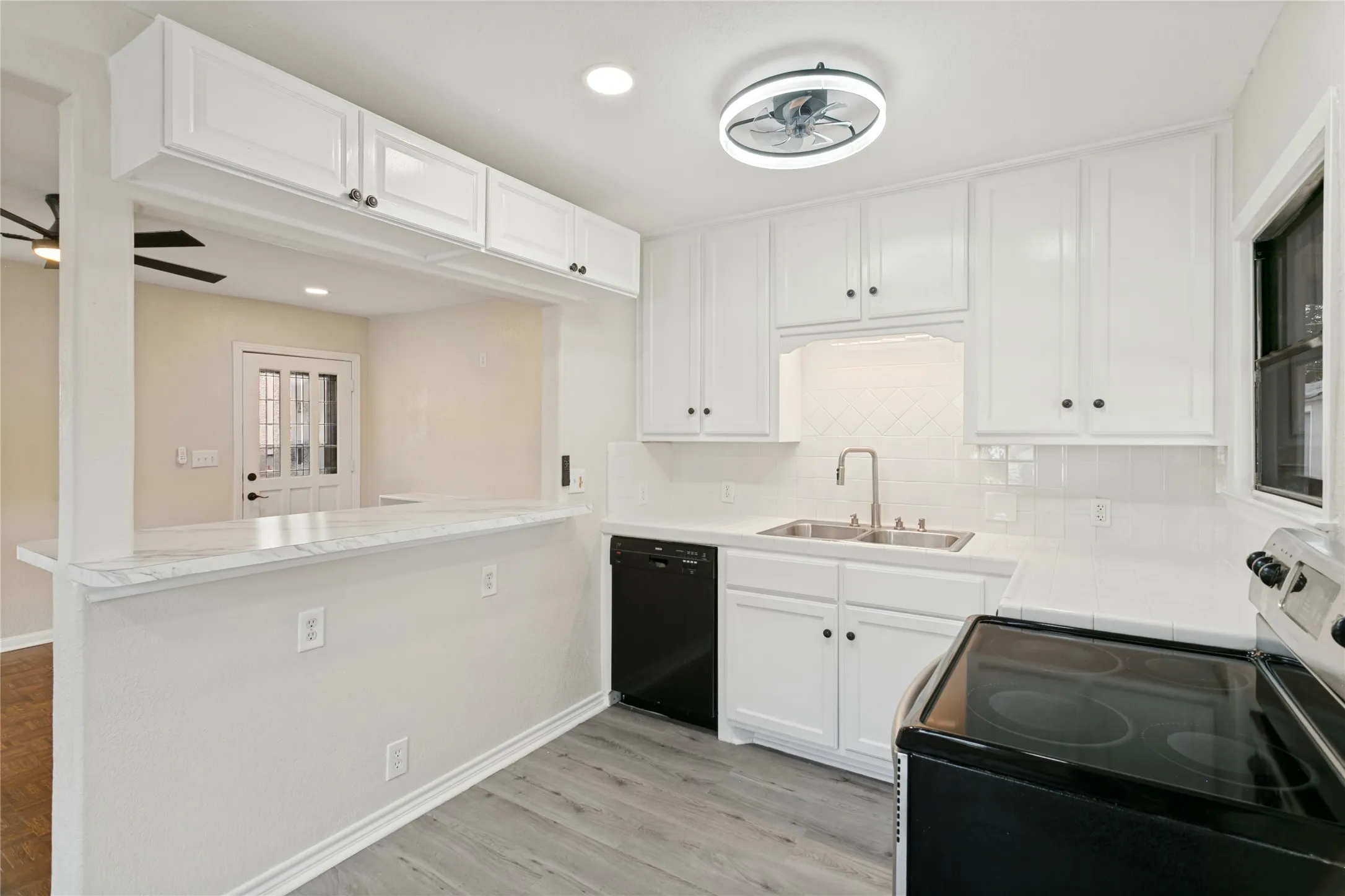 Single Family Residence For Sale in Tarrant County , 7413 Davenport Avenue, Fort Worth, Texas 76116, 2 Bedroom, 1 Bathroom, Garage spaces, 753 Sqft, built in 1948, mls#21412264, Real Estate Agent in Fort Worth, Homes For Sale in Tarrant county, Homes For Sale in Fort Worth, Realtor in Fort Worth Texas, Real Estate Brokerage Independent Realty Texas, Luminita Cordes Realtor