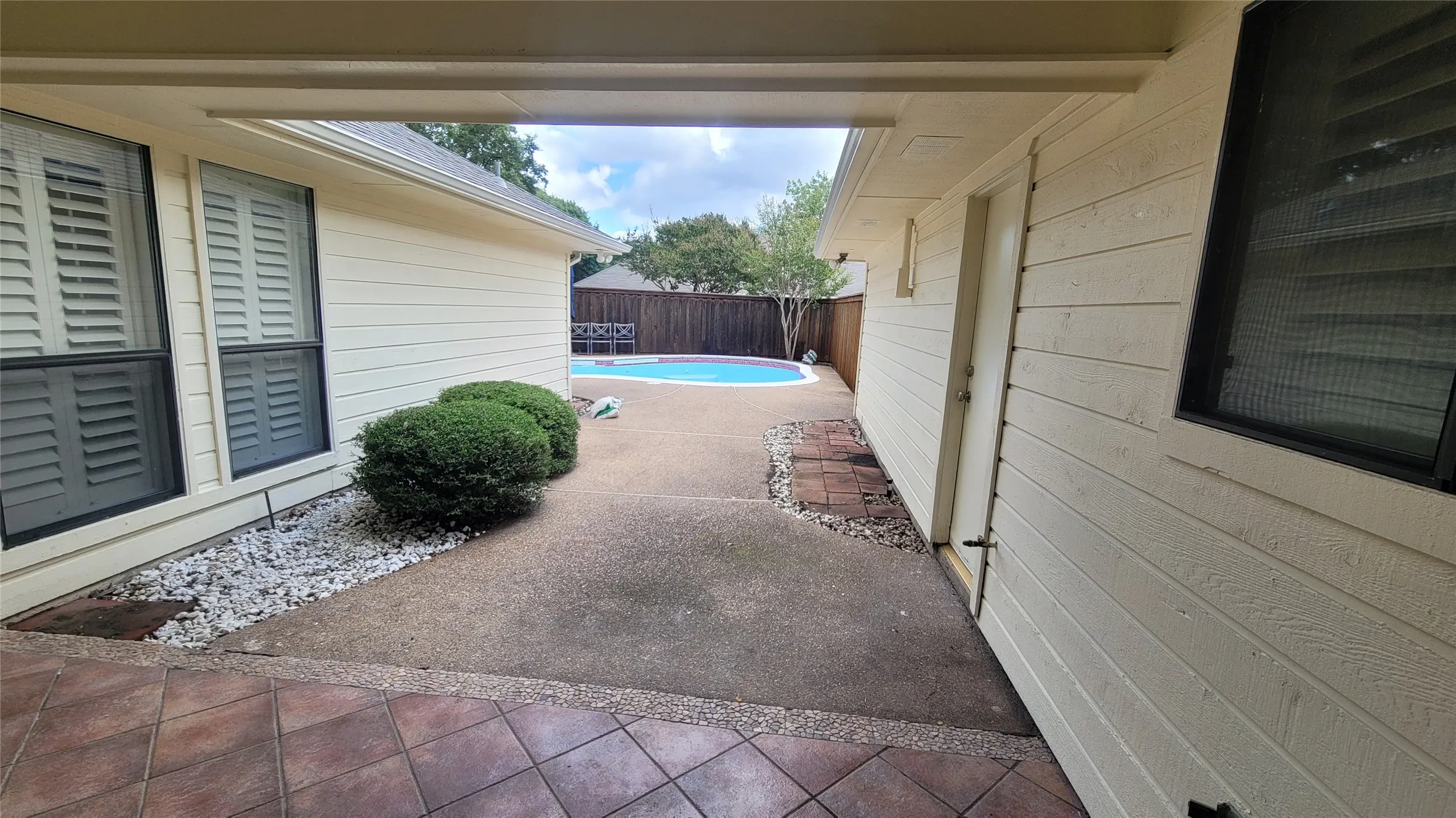 Single Family Residence For Sale in Dallas County , 2302 Lone Oak Trail, Garland, Texas 75044, 3 Bedroom, 3 Bathroom, 2 Garage spaces, 2,107 Sqft, built in 1984, mls#21412327, Real Estate Agent in Garland, Homes For Sale in Dallas county, Homes For Sale in Garland, Realtor in Garland Texas, Real Estate Brokerage Independent Realty Texas, Luminita Cordes Realtor