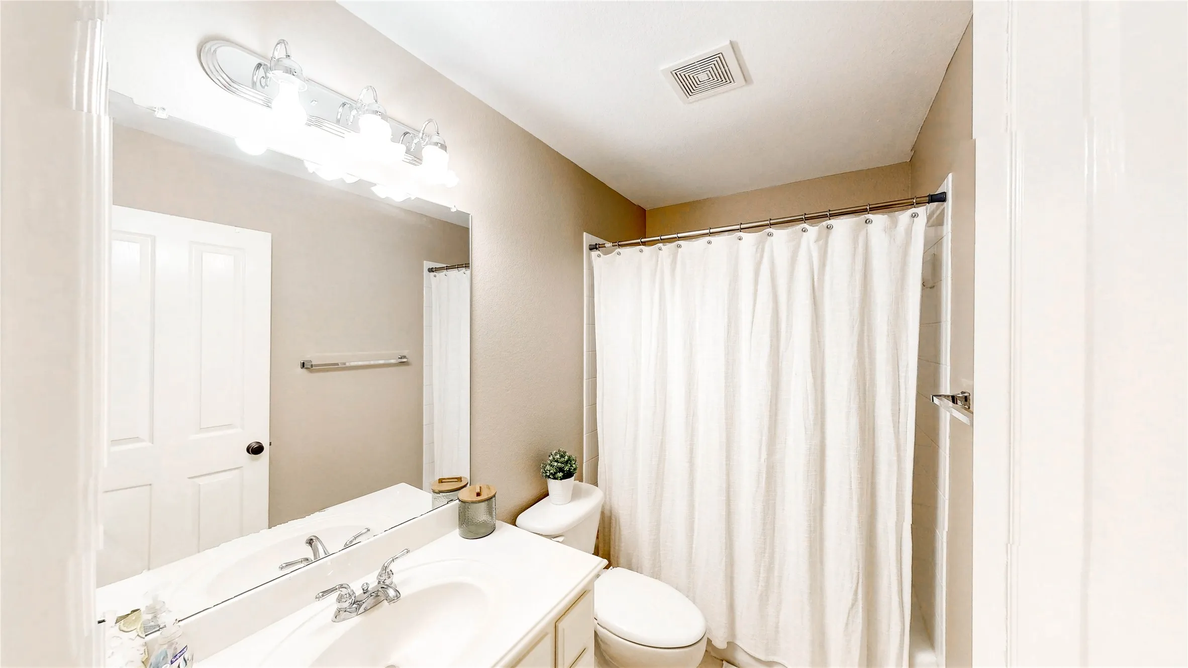 Single Family Residence For Sale in Denton County , 406 Goodnight Trail, Argyle, Texas 76226, 4 Bedroom, 4 Bathroom, 3 Garage spaces, 3,006 Sqft, built in 2000, mls#21412305, Real Estate Agent in Argyle, Homes For Sale in Denton county, Homes For Sale in Argyle, Realtor in Argyle Texas, Real Estate Brokerage Independent Realty Texas, Luminita Cordes Realtor