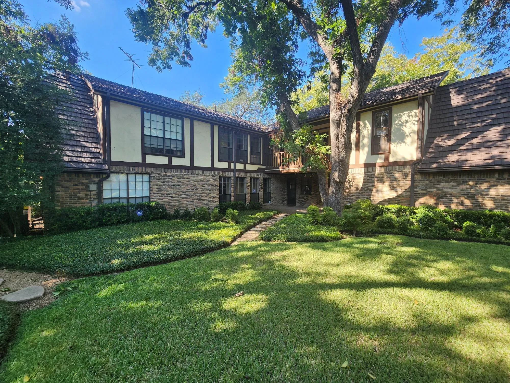 Beautiful back yard and view of home with covered patio and balcony.