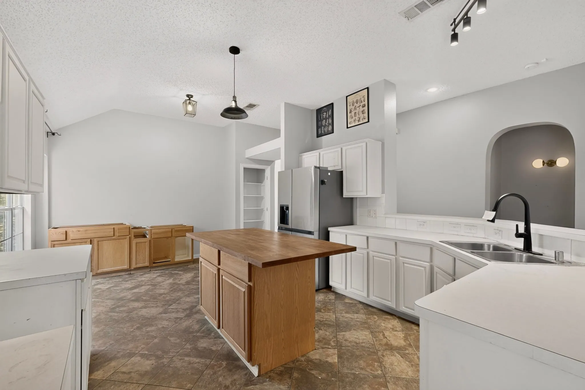 Single Family Residence For Sale in Tarrant County , 4617 Belladonna Drive, Fort Worth, Texas 76123, 3 Bedroom, 3 Bathroom, 2 Garage spaces, 2,111 Sqft, built in 1999, mls#21379655, Real Estate Agent in Fort Worth, Homes For Sale in Tarrant county, Homes For Sale in Fort Worth, Realtor in Fort Worth Texas, Real Estate Brokerage Independent Realty Texas, Luminita Cordes Realtor