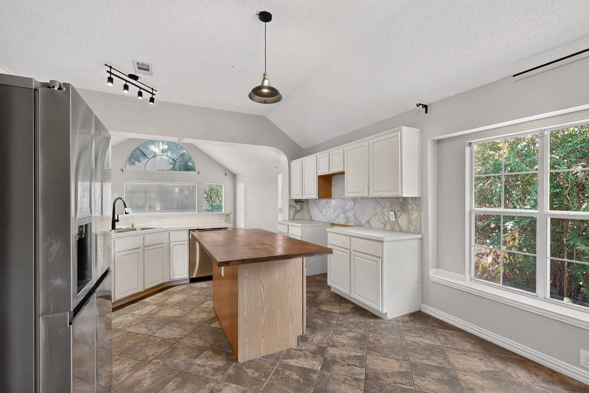 Single Family Residence For Sale in Tarrant County , 4617 Belladonna Drive, Fort Worth, Texas 76123, 3 Bedroom, 3 Bathroom, 2 Garage spaces, 2,111 Sqft, built in 1999, mls#21379655, Real Estate Agent in Fort Worth, Homes For Sale in Tarrant county, Homes For Sale in Fort Worth, Realtor in Fort Worth Texas, Real Estate Brokerage Independent Realty Texas, Luminita Cordes Realtor