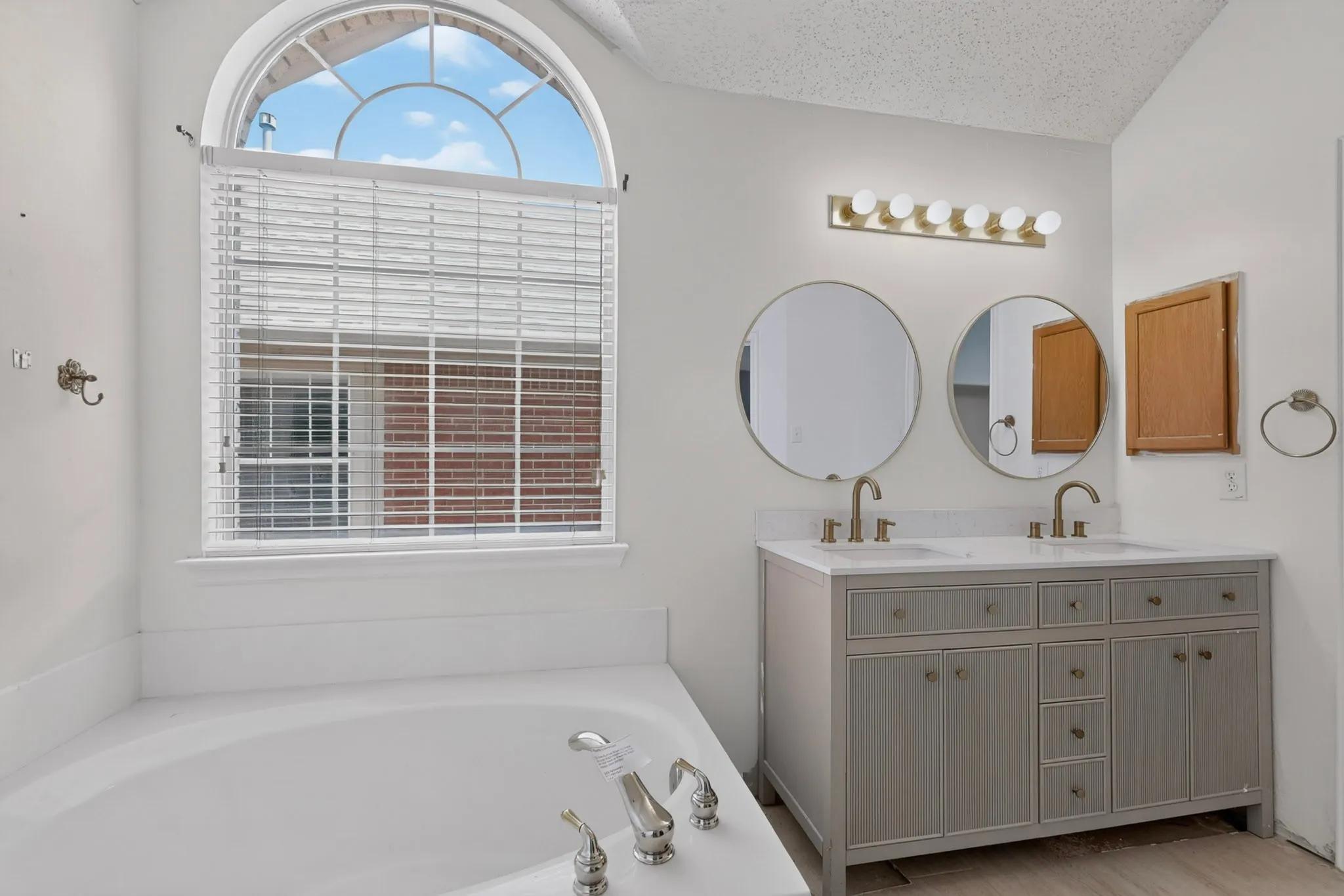 Single Family Residence For Sale in Tarrant County , 4617 Belladonna Drive, Fort Worth, Texas 76123, 3 Bedroom, 3 Bathroom, 2 Garage spaces, 2,111 Sqft, built in 1999, mls#21379655, Real Estate Agent in Fort Worth, Homes For Sale in Tarrant county, Homes For Sale in Fort Worth, Realtor in Fort Worth Texas, Real Estate Brokerage Independent Realty Texas, Luminita Cordes Realtor