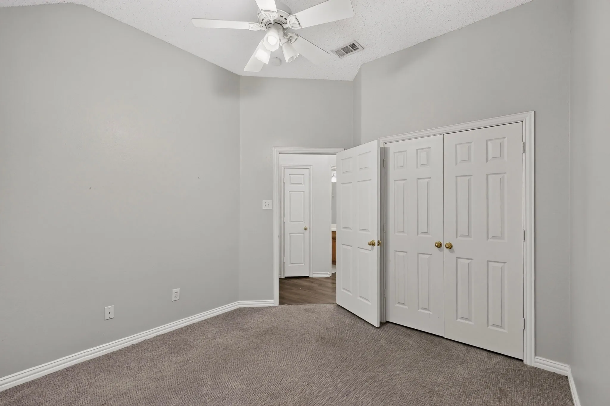 Single Family Residence For Sale in Tarrant County , 4617 Belladonna Drive, Fort Worth, Texas 76123, 3 Bedroom, 3 Bathroom, 2 Garage spaces, 2,111 Sqft, built in 1999, mls#21379655, Real Estate Agent in Fort Worth, Homes For Sale in Tarrant county, Homes For Sale in Fort Worth, Realtor in Fort Worth Texas, Real Estate Brokerage Independent Realty Texas, Luminita Cordes Realtor