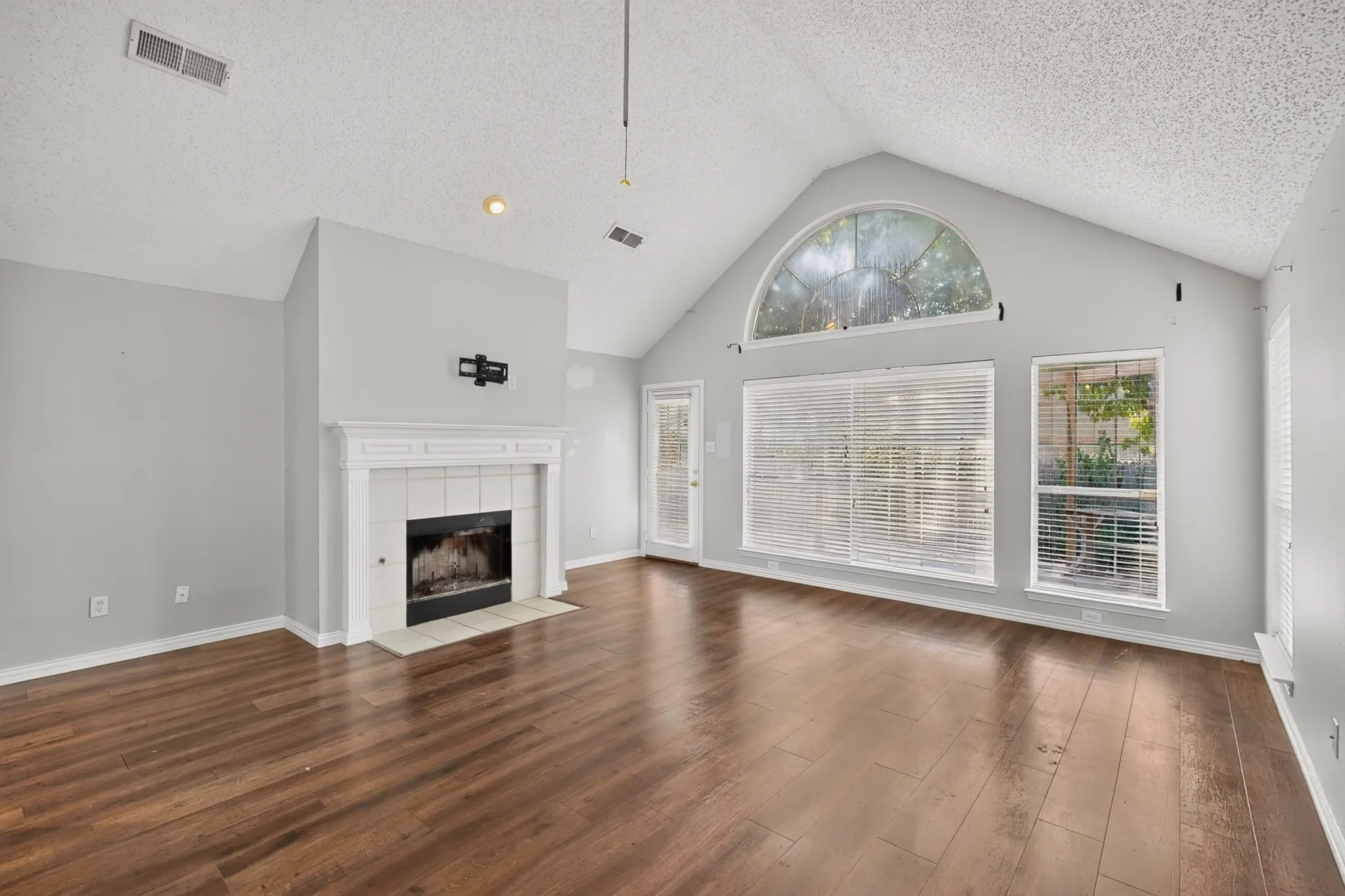 Single Family Residence For Sale in Tarrant County , 4617 Belladonna Drive, Fort Worth, Texas 76123, 3 Bedroom, 3 Bathroom, 2 Garage spaces, 2,111 Sqft, built in 1999, mls#21379655, Real Estate Agent in Fort Worth, Homes For Sale in Tarrant county, Homes For Sale in Fort Worth, Realtor in Fort Worth Texas, Real Estate Brokerage Independent Realty Texas, Luminita Cordes Realtor