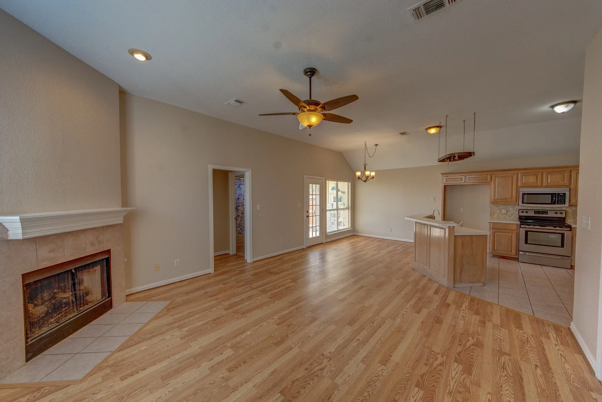 Single Family Residence For Sale in Tarrant County , 1224 Falcon Trail, Bedford, Texas 76021, 2 Bedroom, 2 Bathroom, 2 Garage spaces, 1,191 Sqft, built in 1996, mls#21407654, Real Estate Agent in Bedford, Homes For Sale in Tarrant county, Homes For Sale in Bedford, Realtor in Bedford Texas, Real Estate Brokerage Independent Realty Texas, Luminita Cordes Realtor