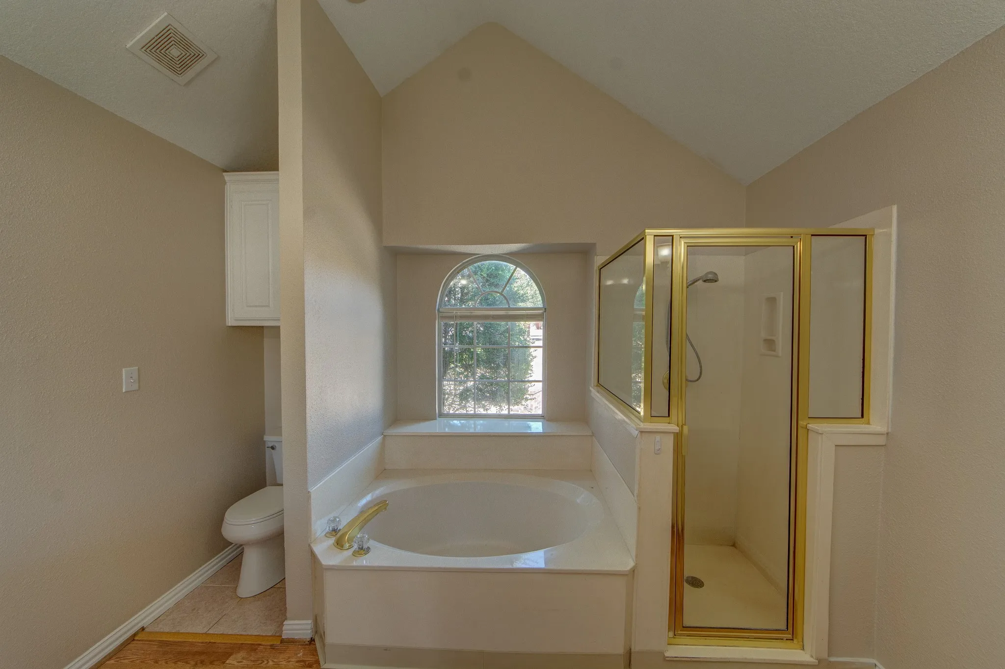 Single Family Residence For Sale in Tarrant County , 1224 Falcon Trail, Bedford, Texas 76021, 2 Bedroom, 2 Bathroom, 2 Garage spaces, 1,191 Sqft, built in 1996, mls#21407654, Real Estate Agent in Bedford, Homes For Sale in Tarrant county, Homes For Sale in Bedford, Realtor in Bedford Texas, Real Estate Brokerage Independent Realty Texas, Luminita Cordes Realtor