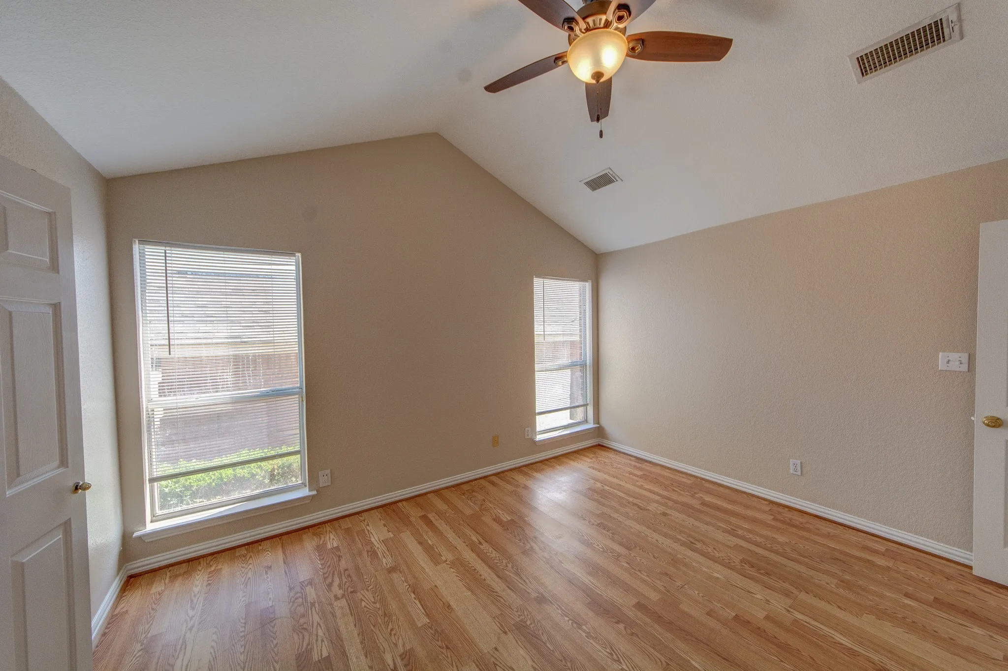 Single Family Residence For Sale in Tarrant County , 1224 Falcon Trail, Bedford, Texas 76021, 2 Bedroom, 2 Bathroom, 2 Garage spaces, 1,191 Sqft, built in 1996, mls#21407654, Real Estate Agent in Bedford, Homes For Sale in Tarrant county, Homes For Sale in Bedford, Realtor in Bedford Texas, Real Estate Brokerage Independent Realty Texas, Luminita Cordes Realtor
