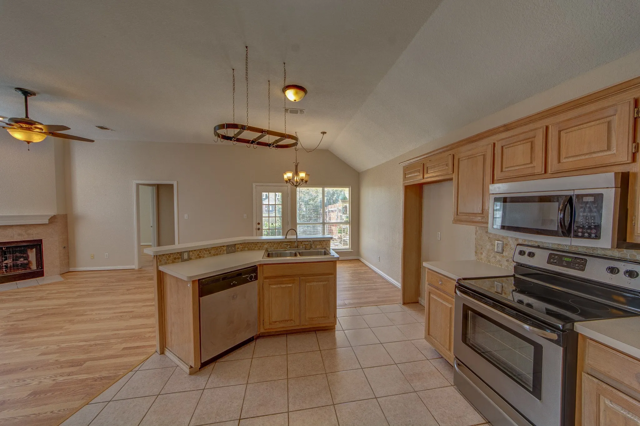 Single Family Residence For Sale in Tarrant County , 1224 Falcon Trail, Bedford, Texas 76021, 2 Bedroom, 2 Bathroom, 2 Garage spaces, 1,191 Sqft, built in 1996, mls#21407654, Real Estate Agent in Bedford, Homes For Sale in Tarrant county, Homes For Sale in Bedford, Realtor in Bedford Texas, Real Estate Brokerage Independent Realty Texas, Luminita Cordes Realtor