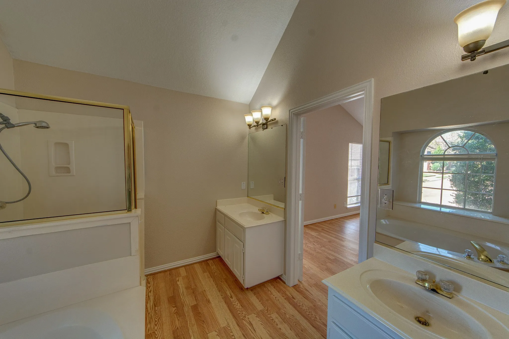Single Family Residence For Sale in Tarrant County , 1224 Falcon Trail, Bedford, Texas 76021, 2 Bedroom, 2 Bathroom, 2 Garage spaces, 1,191 Sqft, built in 1996, mls#21407654, Real Estate Agent in Bedford, Homes For Sale in Tarrant county, Homes For Sale in Bedford, Realtor in Bedford Texas, Real Estate Brokerage Independent Realty Texas, Luminita Cordes Realtor
