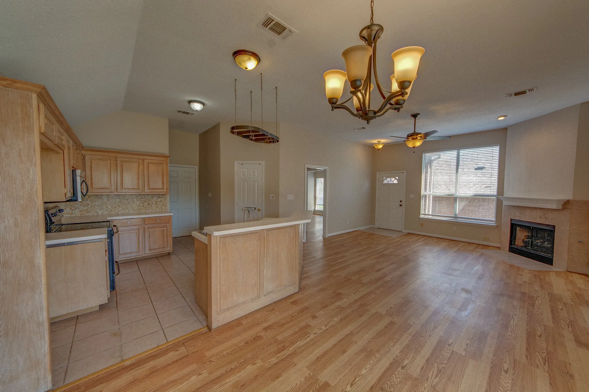 Single Family Residence For Sale in Tarrant County , 1224 Falcon Trail, Bedford, Texas 76021, 2 Bedroom, 2 Bathroom, 2 Garage spaces, 1,191 Sqft, built in 1996, mls#21407654, Real Estate Agent in Bedford, Homes For Sale in Tarrant county, Homes For Sale in Bedford, Realtor in Bedford Texas, Real Estate Brokerage Independent Realty Texas, Luminita Cordes Realtor