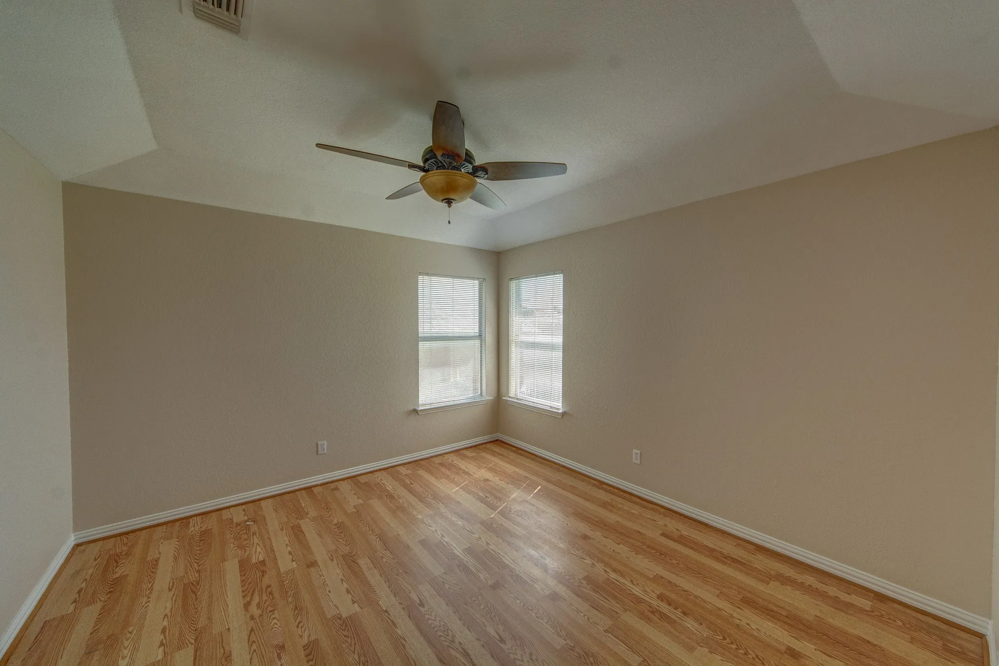 Single Family Residence For Sale in Tarrant County , 1224 Falcon Trail, Bedford, Texas 76021, 2 Bedroom, 2 Bathroom, 2 Garage spaces, 1,191 Sqft, built in 1996, mls#21407654, Real Estate Agent in Bedford, Homes For Sale in Tarrant county, Homes For Sale in Bedford, Realtor in Bedford Texas, Real Estate Brokerage Independent Realty Texas, Luminita Cordes Realtor