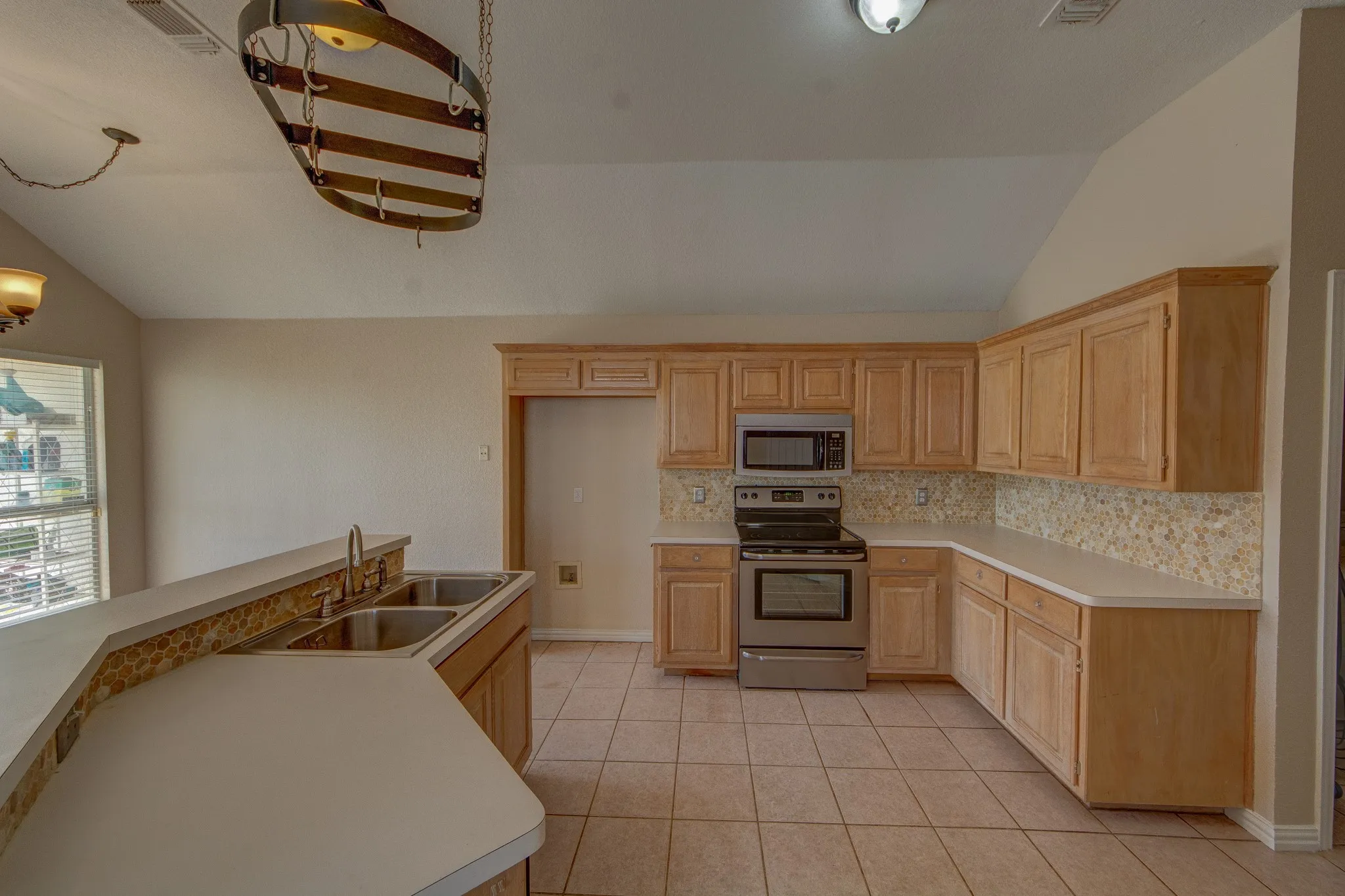 Single Family Residence For Sale in Tarrant County , 1224 Falcon Trail, Bedford, Texas 76021, 2 Bedroom, 2 Bathroom, 2 Garage spaces, 1,191 Sqft, built in 1996, mls#21407654, Real Estate Agent in Bedford, Homes For Sale in Tarrant county, Homes For Sale in Bedford, Realtor in Bedford Texas, Real Estate Brokerage Independent Realty Texas, Luminita Cordes Realtor