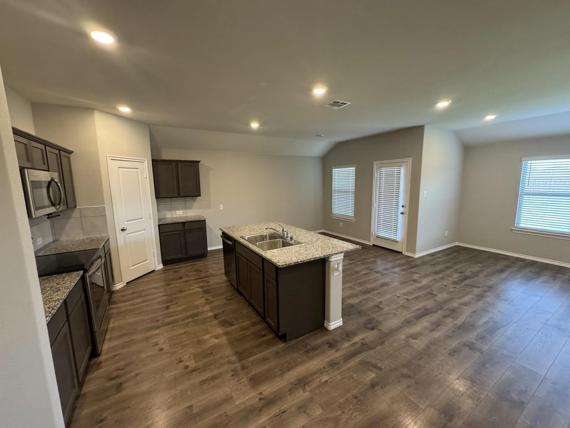 Single Family Residence For Rent in Denton County , 929 Alton Drive, Aubrey, Texas 76227, 4 Bedroom, 2 Bathroom, 2 Garage spaces, 1,567 Sqft, built in 2019, mls#21412311, Real Estate Agent in Aubrey, Homes For Rent in Denton county, Homes For Rent in Aubrey, Realtor in Aubrey Texas, Real Estate Brokerage Independent Realty Texas, Luminita Cordes Realtor