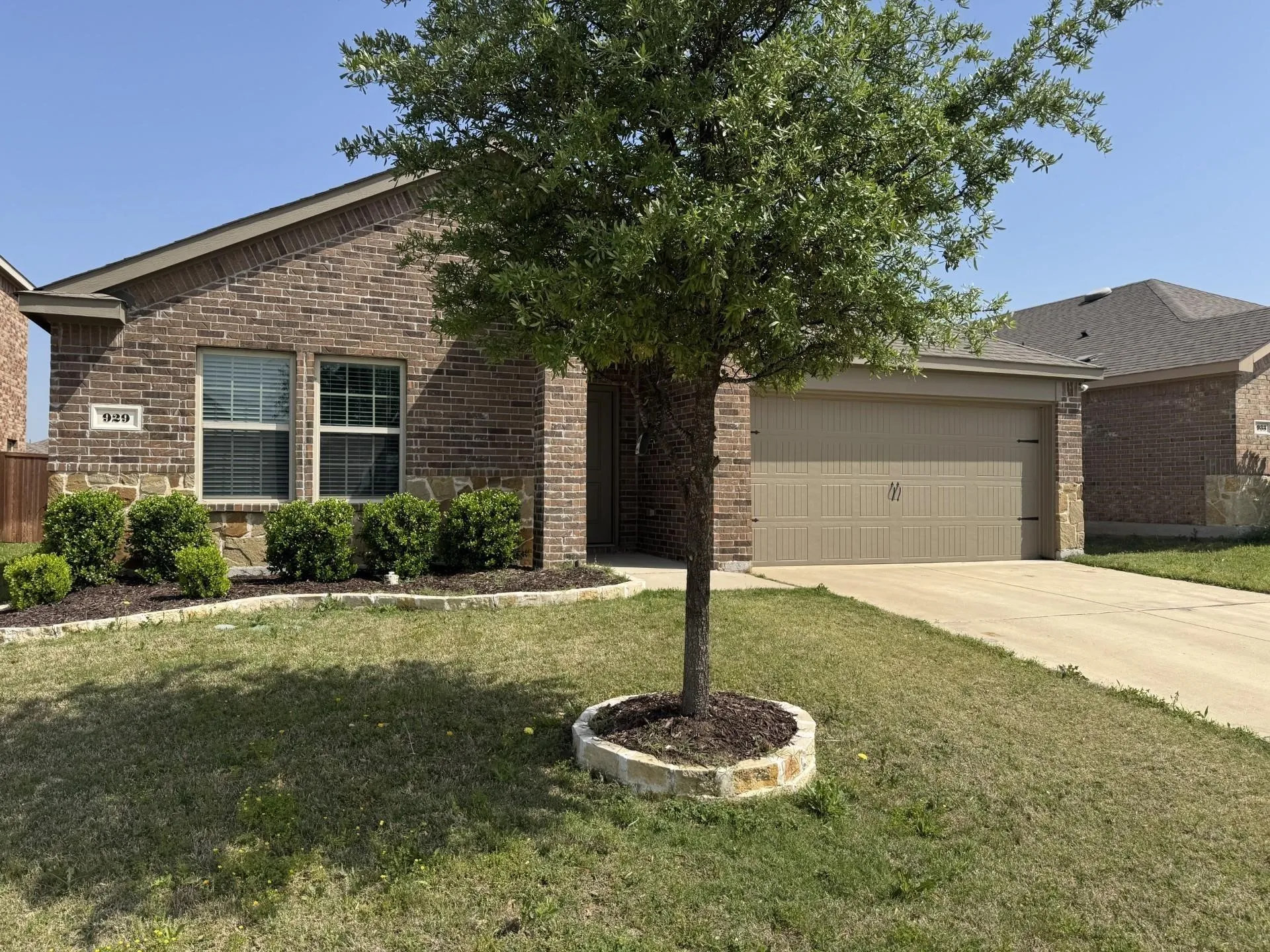 Single Family Residence For Rent in Denton County , 929 Alton Drive, Aubrey, Texas 76227, 4 Bedroom, 2 Bathroom, 2 Garage spaces, 1,567 Sqft, built in 2019, mls#21412311, Real Estate Agent in Aubrey, Homes For Rent in Denton county, Homes For Rent in Aubrey, Realtor in Aubrey Texas, Real Estate Brokerage Independent Realty Texas, Luminita Cordes Realtor