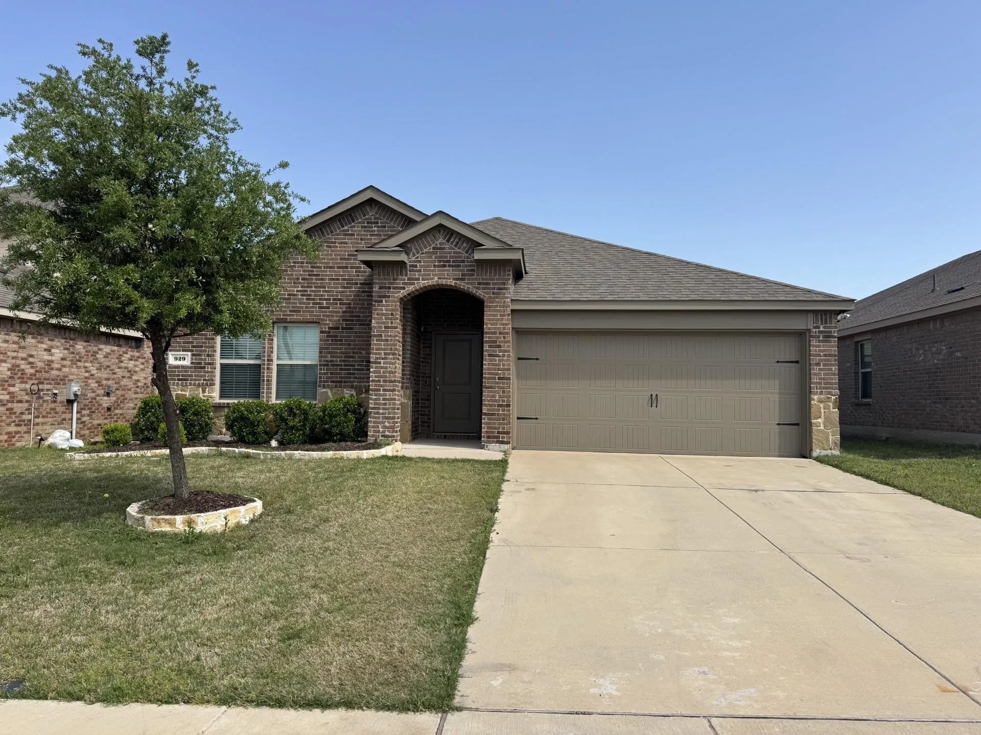 Single Family Residence For Rent in Denton County , 929 Alton Drive, Aubrey, Texas 76227, 4 Bedroom, 2 Bathroom, 2 Garage spaces, 1,567 Sqft, built in 2019, mls#21412311, Real Estate Agent in Aubrey, Homes For Rent in Denton county, Homes For Rent in Aubrey, Realtor in Aubrey Texas, Real Estate Brokerage Independent Realty Texas, Luminita Cordes Realtor