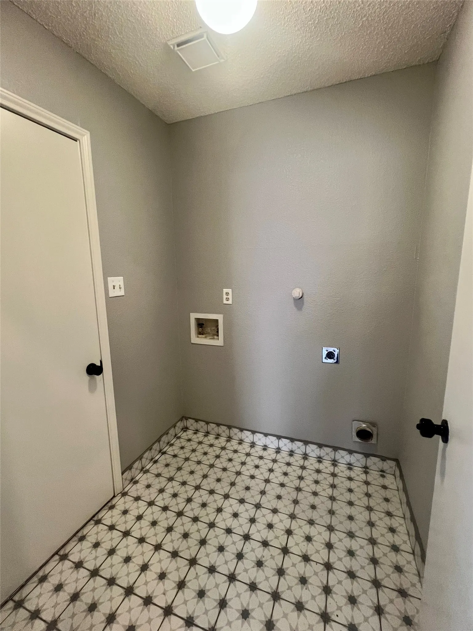 Single Family Residence For Sale in Denton County , 4125 Gardner Drive, The Colony, Texas 75056, 3 Bedroom, 2 Bathroom, 2 Garage spaces, 1,570 Sqft, built in 1987, mls#21411534, Real Estate Agent in The Colony, Homes For Sale in Denton county, Homes For Sale in The Colony, Realtor in The Colony Texas, Real Estate Brokerage Independent Realty Texas, Luminita Cordes Realtor