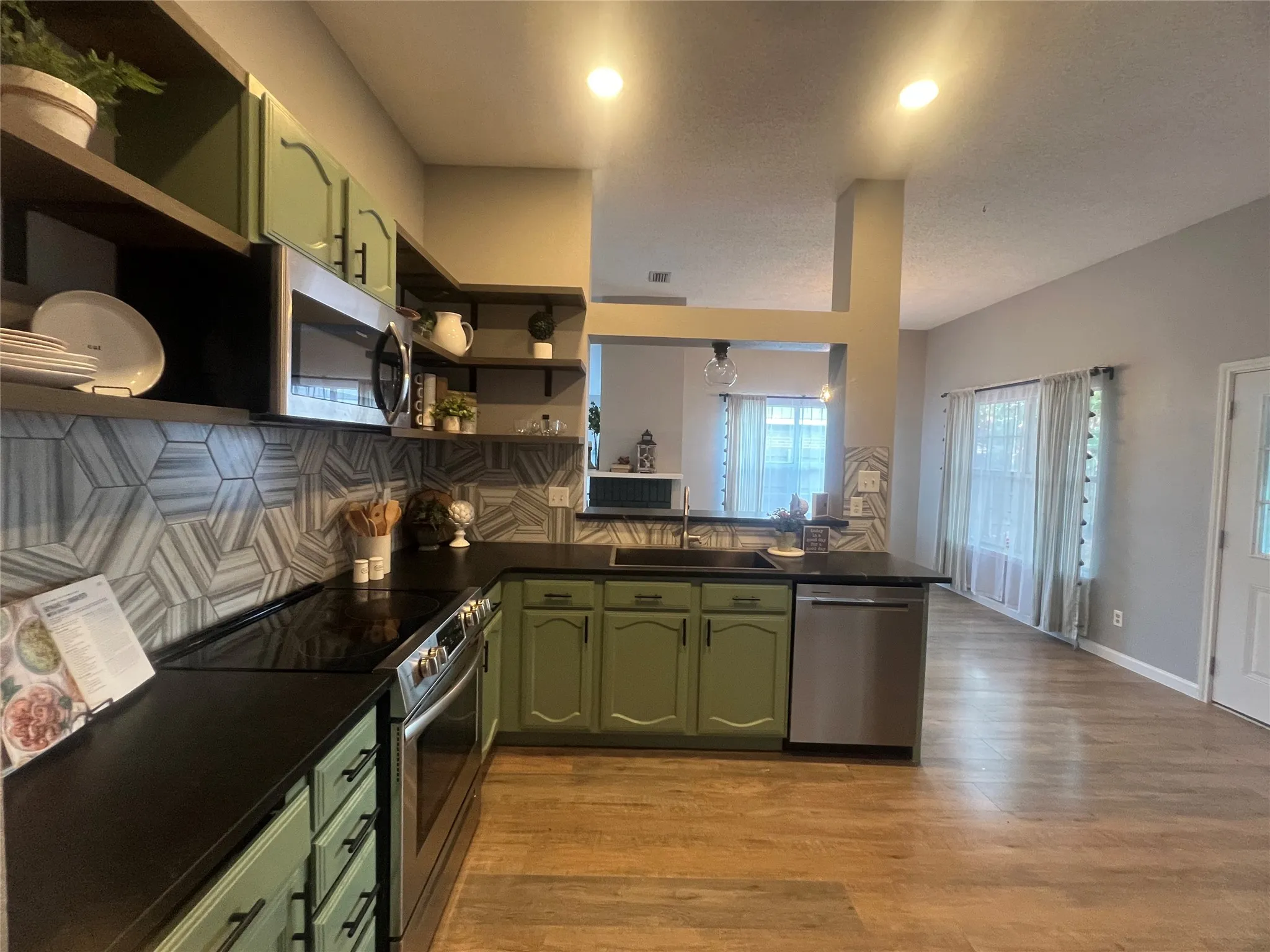 Single Family Residence For Sale in Denton County , 4125 Gardner Drive, The Colony, Texas 75056, 3 Bedroom, 2 Bathroom, 2 Garage spaces, 1,570 Sqft, built in 1987, mls#21411534, Real Estate Agent in The Colony, Homes For Sale in Denton county, Homes For Sale in The Colony, Realtor in The Colony Texas, Real Estate Brokerage Independent Realty Texas, Luminita Cordes Realtor