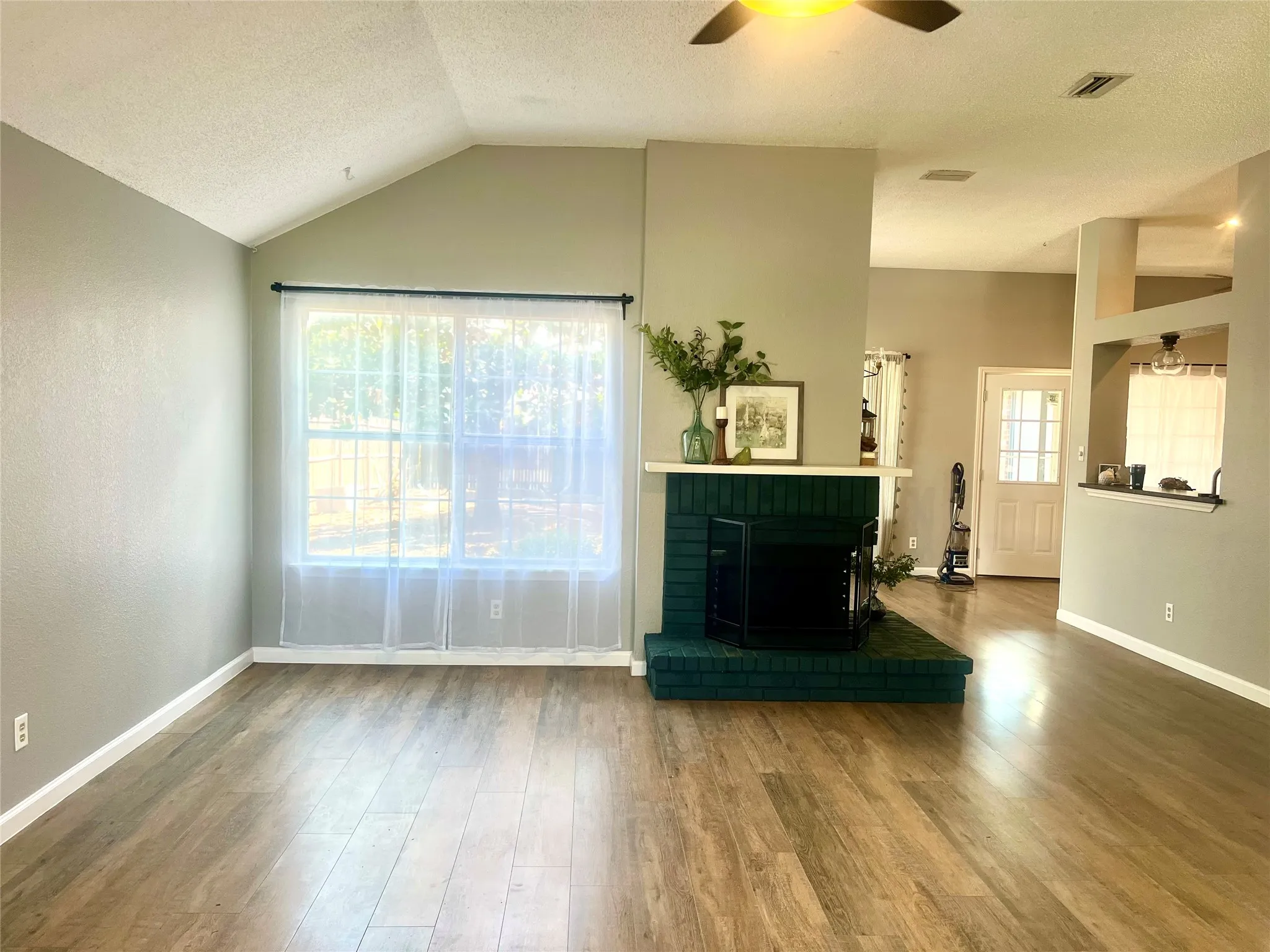 Single Family Residence For Sale in Denton County , 4125 Gardner Drive, The Colony, Texas 75056, 3 Bedroom, 2 Bathroom, 2 Garage spaces, 1,570 Sqft, built in 1987, mls#21411534, Real Estate Agent in The Colony, Homes For Sale in Denton county, Homes For Sale in The Colony, Realtor in The Colony Texas, Real Estate Brokerage Independent Realty Texas, Luminita Cordes Realtor