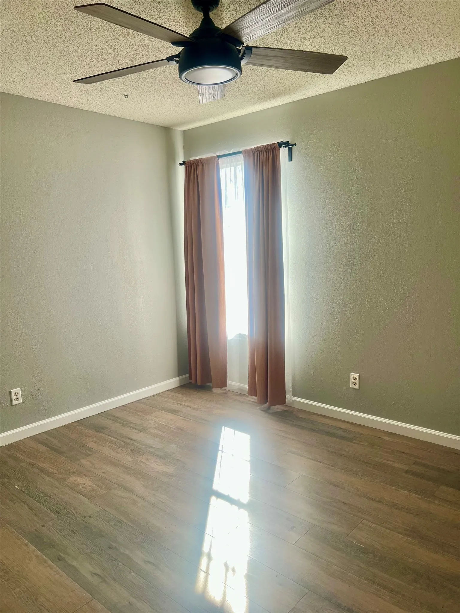 Single Family Residence For Sale in Denton County , 4125 Gardner Drive, The Colony, Texas 75056, 3 Bedroom, 2 Bathroom, 2 Garage spaces, 1,570 Sqft, built in 1987, mls#21411534, Real Estate Agent in The Colony, Homes For Sale in Denton county, Homes For Sale in The Colony, Realtor in The Colony Texas, Real Estate Brokerage Independent Realty Texas, Luminita Cordes Realtor