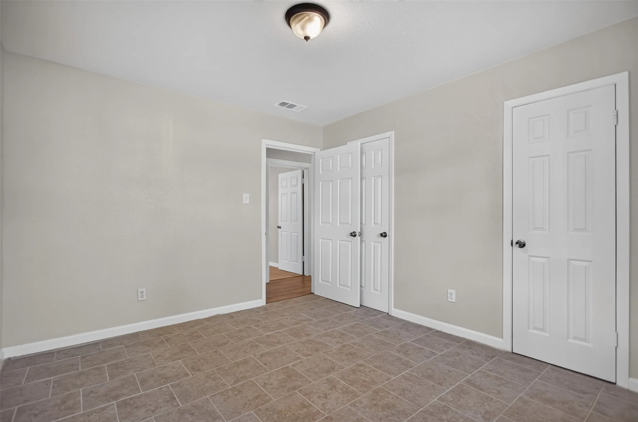 Single Family Residence For Sale in Dallas County , 9610 Jennie Lee Lane, Dallas, Texas 75227, 4 Bedroom, 3 Bathroom, Garage spaces, 3,200 Sqft, built in 1966, mls#21411329, Real Estate Agent in Dallas, Homes For Sale in Dallas county, Homes For Sale in Dallas, Realtor in Dallas Texas, Real Estate Brokerage Independent Realty Texas, Luminita Cordes Realtor