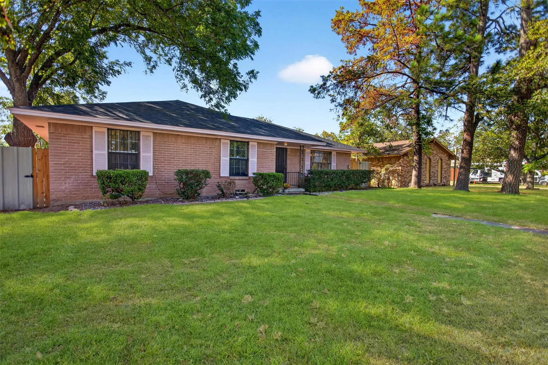 Single Family Residence For Sale in Dallas County , 9610 Jennie Lee Lane, Dallas, Texas 75227, 4 Bedroom, 3 Bathroom, Garage spaces, 3,200 Sqft, built in 1966, mls#21411329, Real Estate Agent in Dallas, Homes For Sale in Dallas county, Homes For Sale in Dallas, Realtor in Dallas Texas, Real Estate Brokerage Independent Realty Texas, Luminita Cordes Realtor