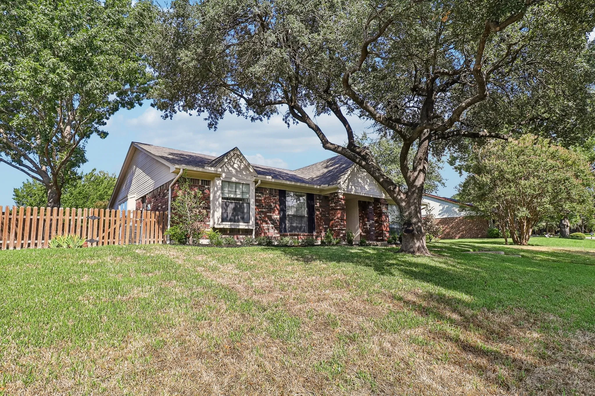 Single Family Residence For Sale in Collin County , 7305 Elizabeth Place, Plano, Texas 75025, 3 Bedroom, 2 Bathroom, 2 Garage spaces, 1,453 Sqft, built in 1986, mls#21412376, Real Estate Agent in Plano, Homes For Sale in Collin county, Homes For Sale in Plano, Realtor in Plano Texas, Real Estate Brokerage Independent Realty Texas, Luminita Cordes Realtor
