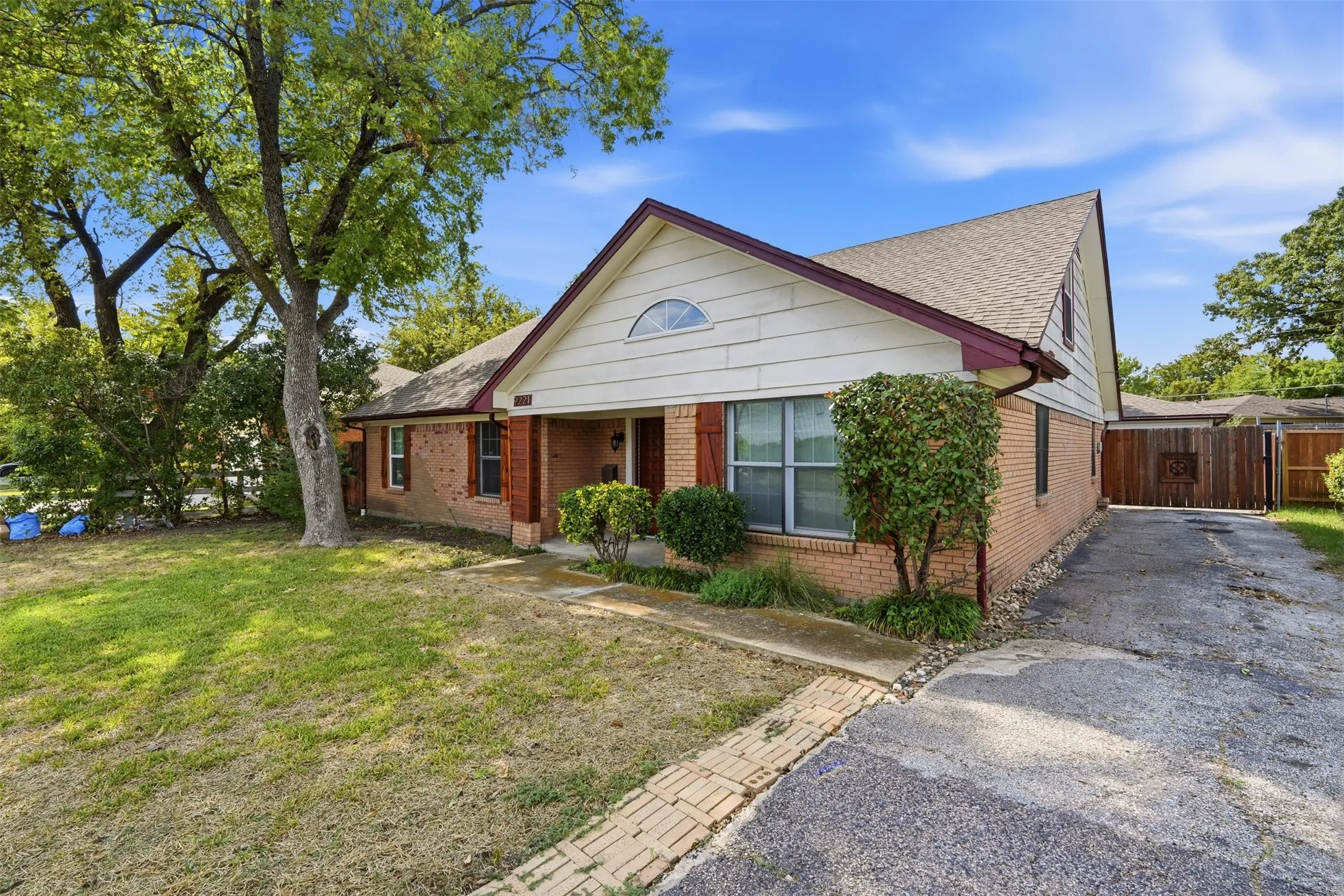 Single Family Residence For Rent in Dallas County , 9221 Plano Road, Dallas, Texas 75238, 4 Bedroom, 3 Bathroom, 2 Garage spaces, 2,369 Sqft, built in 1959, mls#21412086, Real Estate Agent in Dallas, Homes For Rent in Dallas county, Homes For Rent in Dallas, Realtor in Dallas Texas, Real Estate Brokerage Independent Realty Texas, Luminita Cordes Realtor