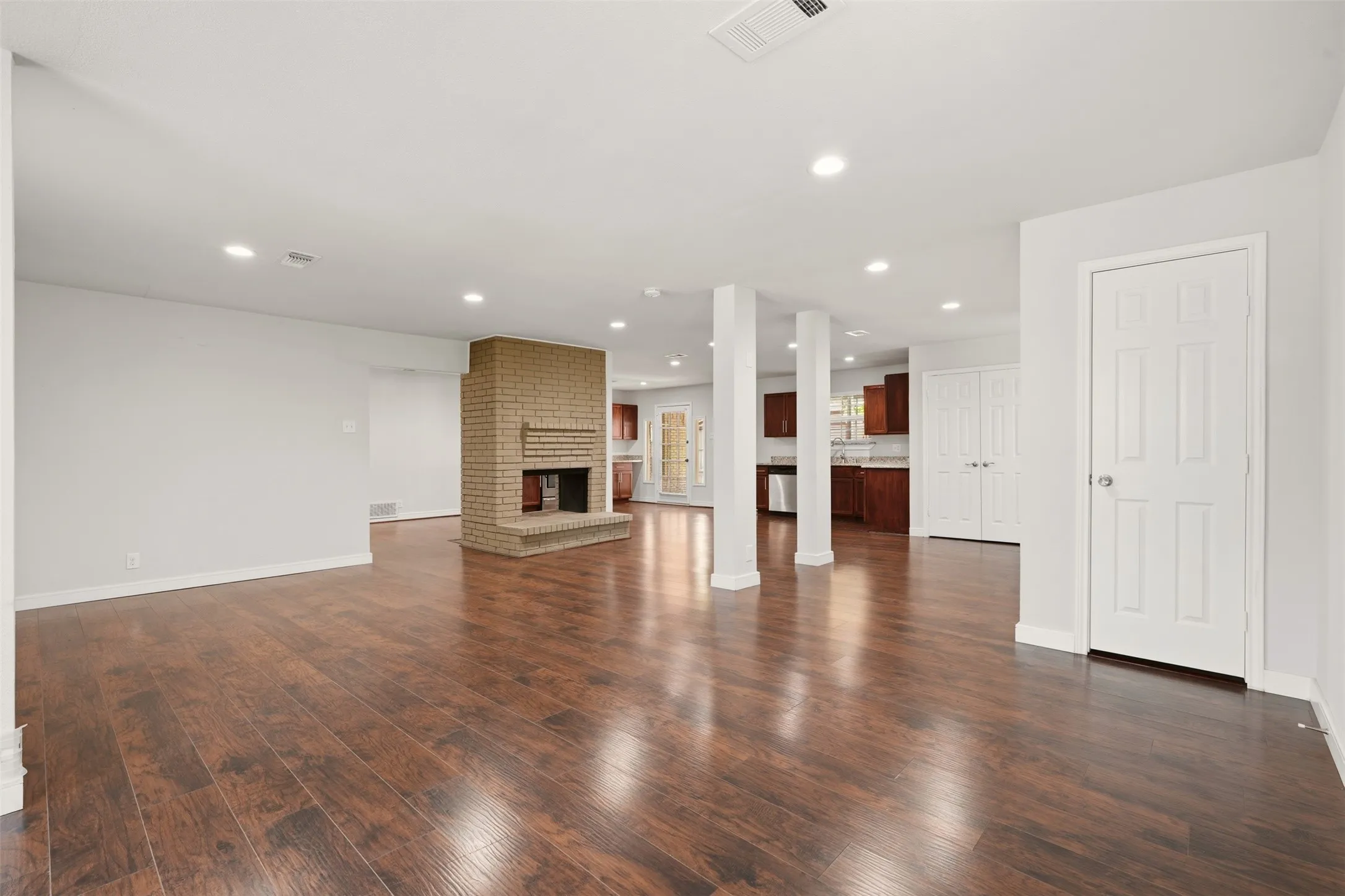 Single Family Residence For Rent in Dallas County , 9221 Plano Road, Dallas, Texas 75238, 4 Bedroom, 3 Bathroom, 2 Garage spaces, 2,369 Sqft, built in 1959, mls#21412086, Real Estate Agent in Dallas, Homes For Rent in Dallas county, Homes For Rent in Dallas, Realtor in Dallas Texas, Real Estate Brokerage Independent Realty Texas, Luminita Cordes Realtor