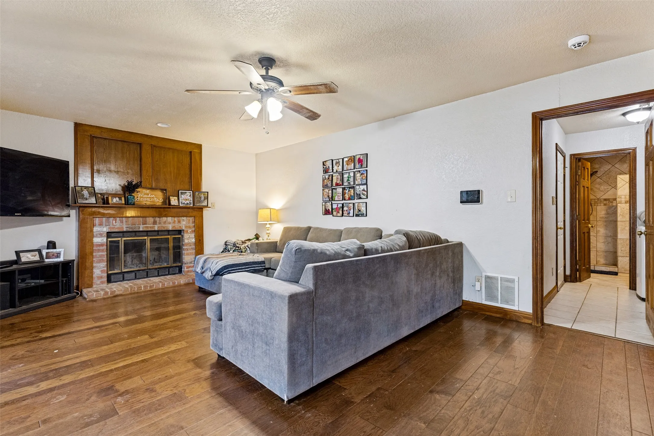 Single Family Residence For Sale in Tarrant County , 3403 Mckamy Oaks Trail, Arlington, Texas 76017, 4 Bedroom, 3 Bathroom, 2 Garage spaces, 2,661 Sqft, built in 1984, mls#21412406, Real Estate Agent in Arlington, Homes For Sale in Tarrant county, Homes For Sale in Arlington, Realtor in Arlington Texas, Real Estate Brokerage Independent Realty Texas, Luminita Cordes Realtor