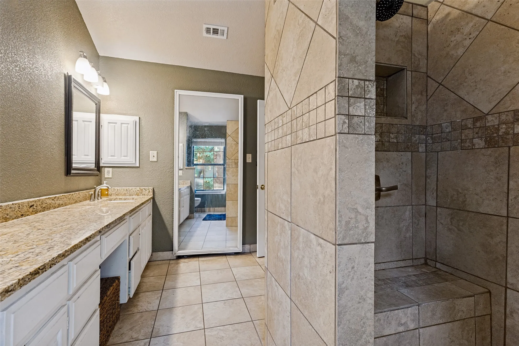 Single Family Residence For Sale in Tarrant County , 3403 Mckamy Oaks Trail, Arlington, Texas 76017, 4 Bedroom, 3 Bathroom, 2 Garage spaces, 2,661 Sqft, built in 1984, mls#21412406, Real Estate Agent in Arlington, Homes For Sale in Tarrant county, Homes For Sale in Arlington, Realtor in Arlington Texas, Real Estate Brokerage Independent Realty Texas, Luminita Cordes Realtor