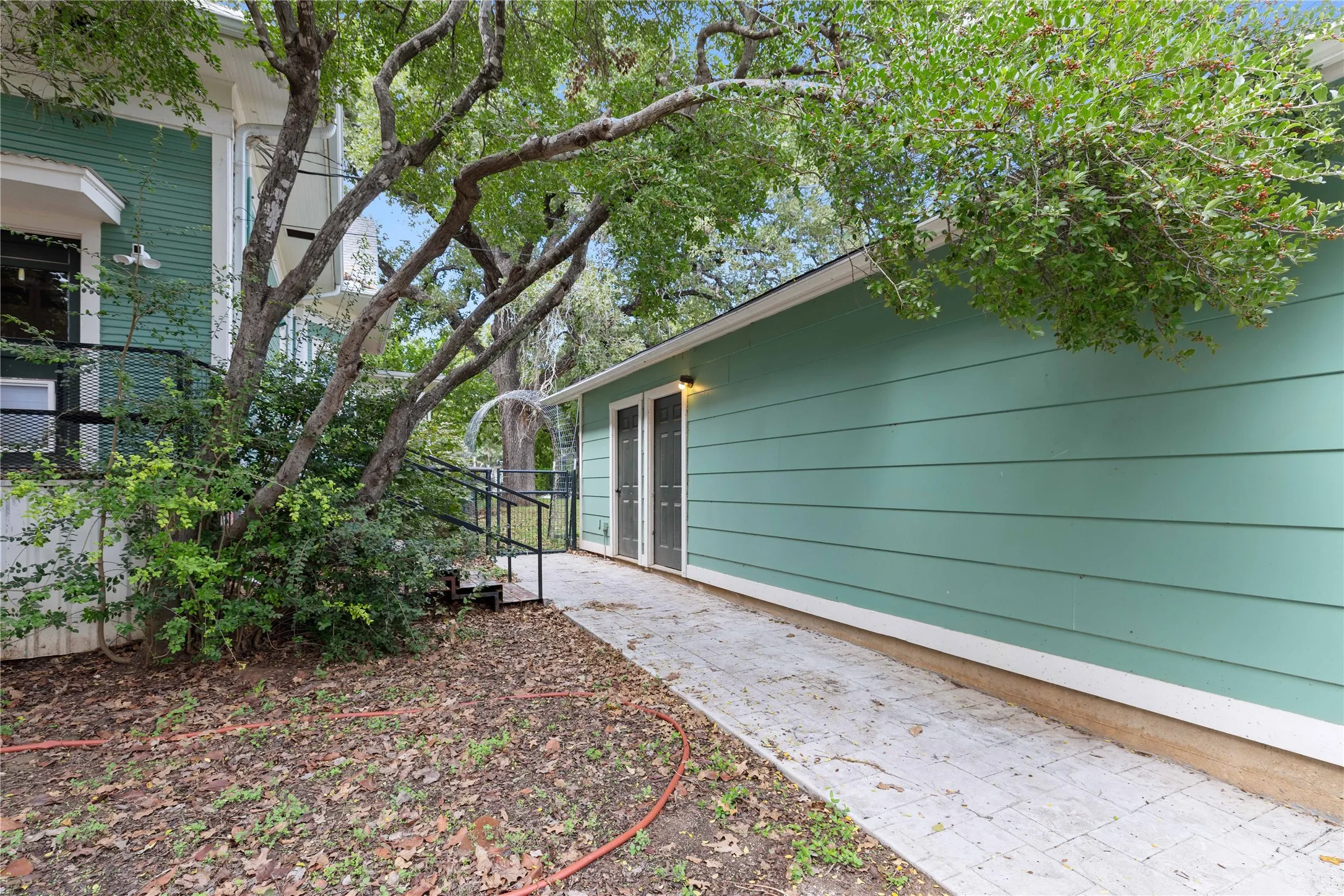 Single Family Residence For Sale in Brown County , 1700 Vincent, Brownwood, Texas 76801, 3 Bedroom, 2 Bathroom, 2 Garage spaces, 2,503 Sqft, built in 1905, mls#21412418, Real Estate Agent in Brownwood, Homes For Sale in Brown county, Homes For Sale in Brownwood, Realtor in Brownwood Texas, Real Estate Brokerage Independent Realty Texas, Luminita Cordes Realtor