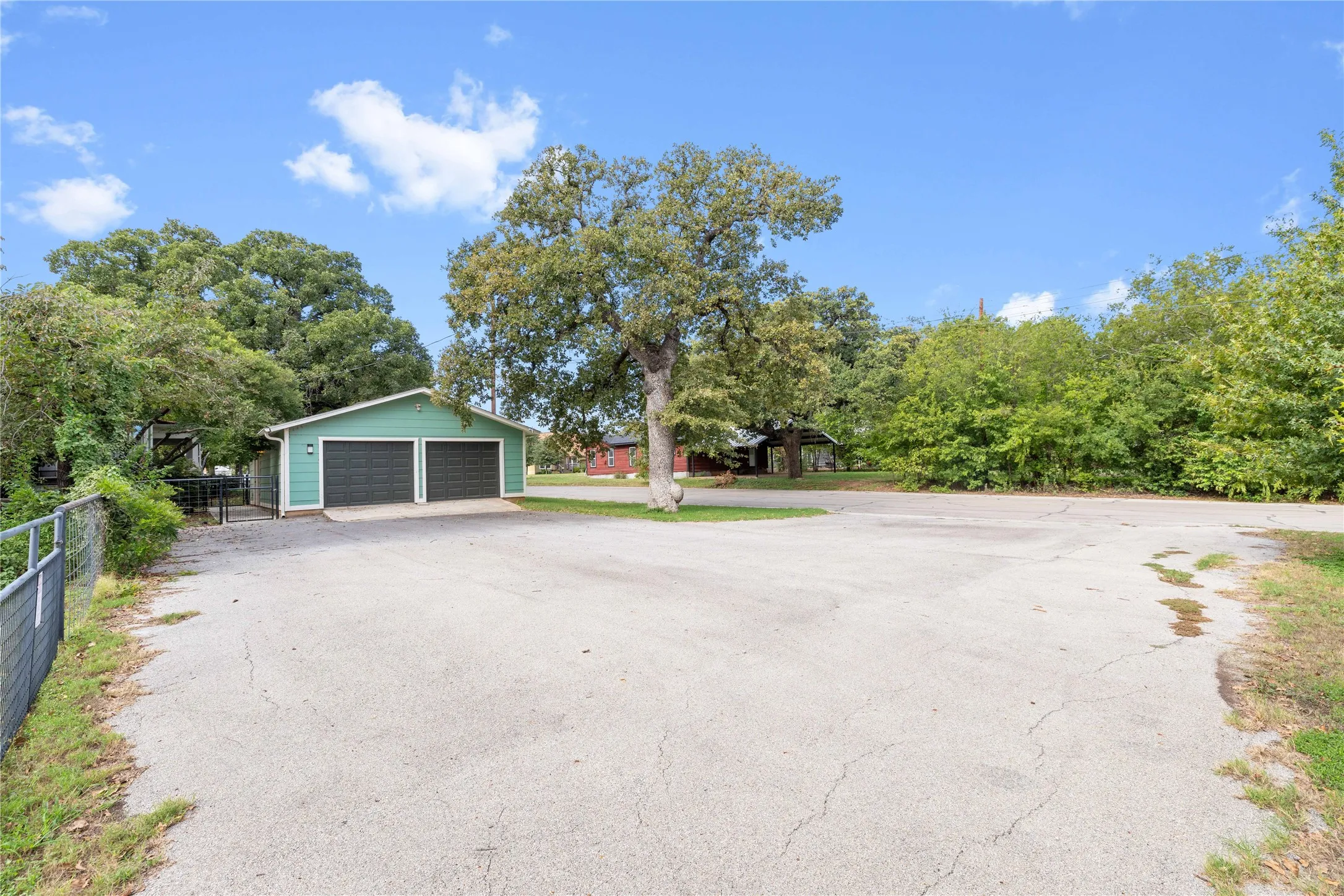 Single Family Residence For Sale in Brown County , 1700 Vincent, Brownwood, Texas 76801, 3 Bedroom, 2 Bathroom, 2 Garage spaces, 2,503 Sqft, built in 1905, mls#21412418, Real Estate Agent in Brownwood, Homes For Sale in Brown county, Homes For Sale in Brownwood, Realtor in Brownwood Texas, Real Estate Brokerage Independent Realty Texas, Luminita Cordes Realtor