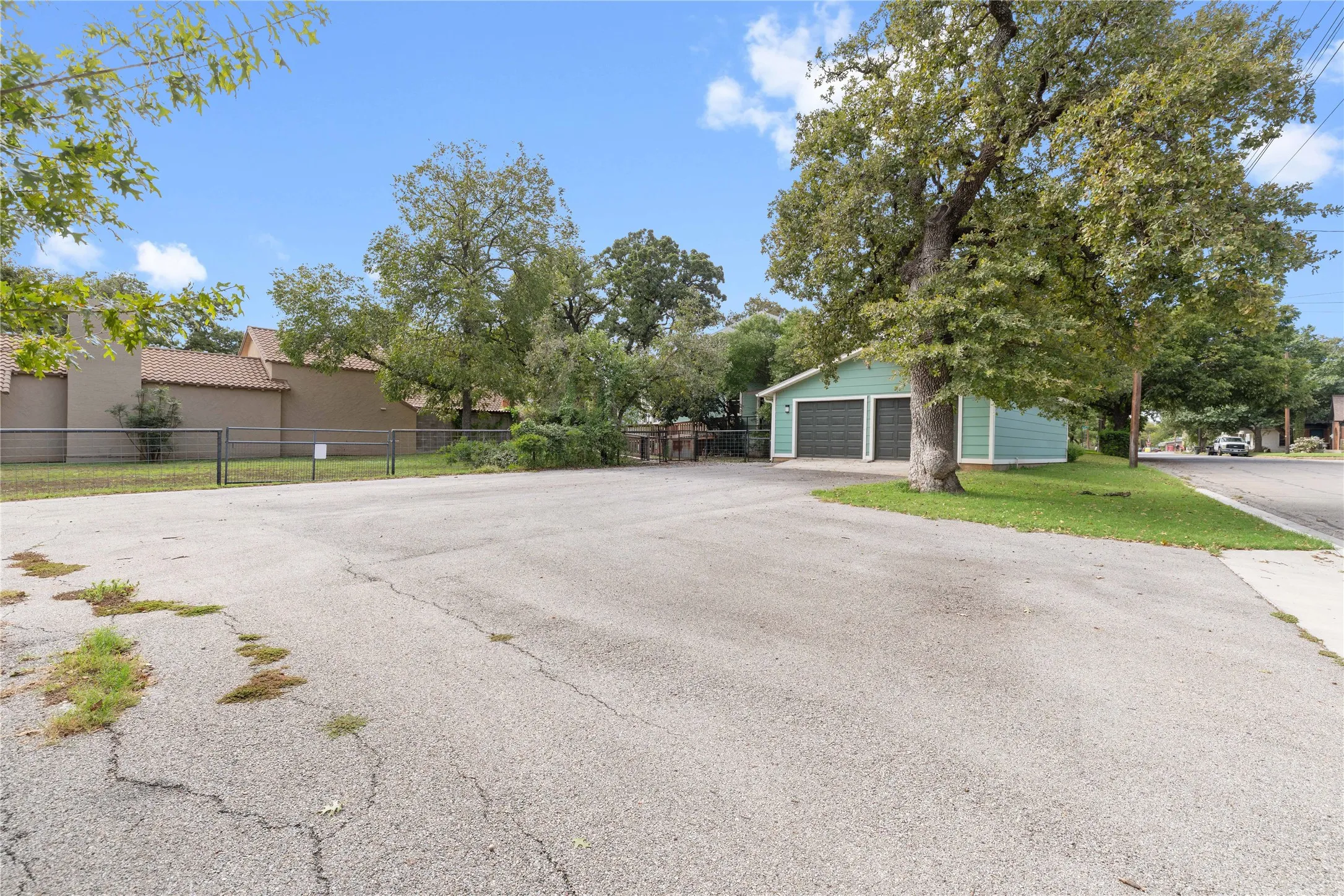 Single Family Residence For Sale in Brown County , 1700 Vincent, Brownwood, Texas 76801, 3 Bedroom, 2 Bathroom, 2 Garage spaces, 2,503 Sqft, built in 1905, mls#21412418, Real Estate Agent in Brownwood, Homes For Sale in Brown county, Homes For Sale in Brownwood, Realtor in Brownwood Texas, Real Estate Brokerage Independent Realty Texas, Luminita Cordes Realtor