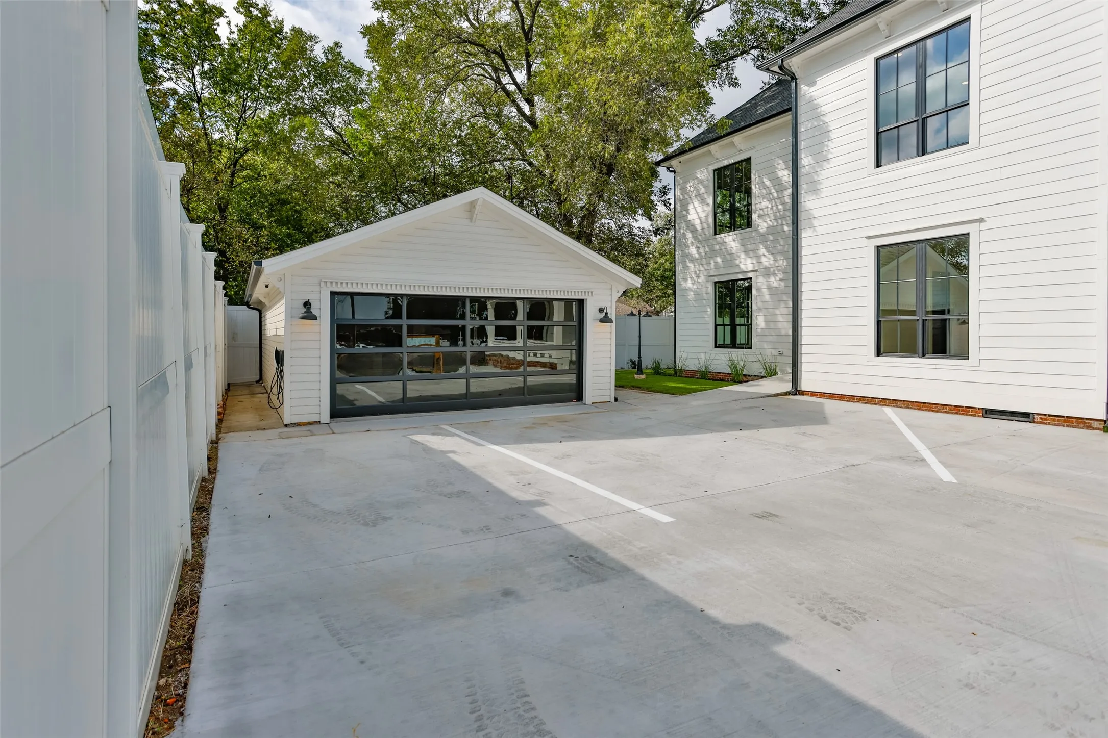 Detached 660 sq ft conference room or event space