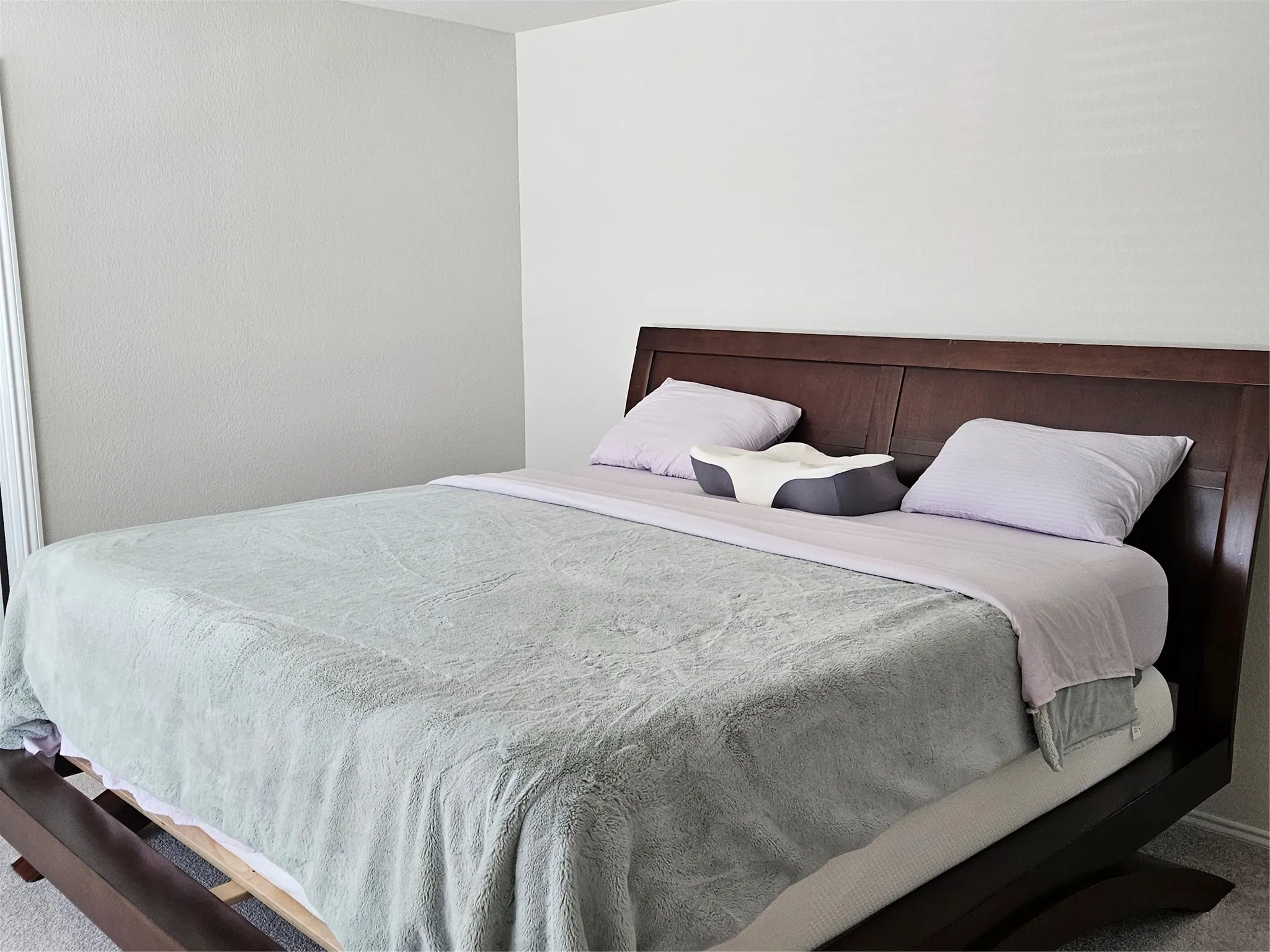 Neutral interior paint and neutral wall-to-wall carpeting