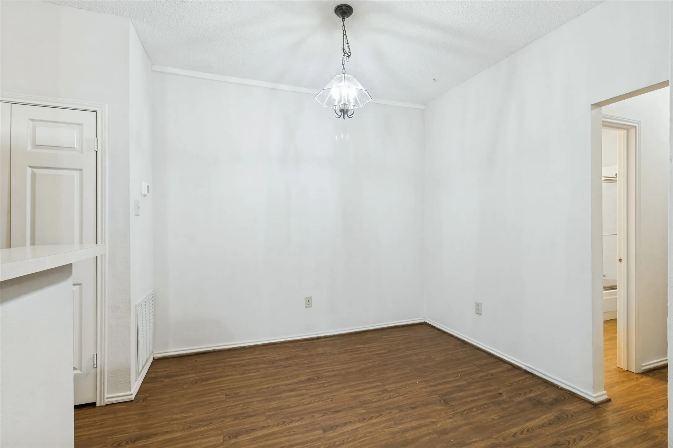 Condominium For Sale in Dallas County , 9254 Forest Lane 812, Dallas, Texas 75243, 2 Bedroom, 1 Bathroom, Garage spaces, 912 Sqft, built in 1983, mls#21333511, Real Estate Agent in Dallas, Homes For Sale in Dallas county, Homes For Sale in Dallas, Realtor in Dallas Texas, Real Estate Brokerage Independent Realty Texas, Luminita Cordes Realtor