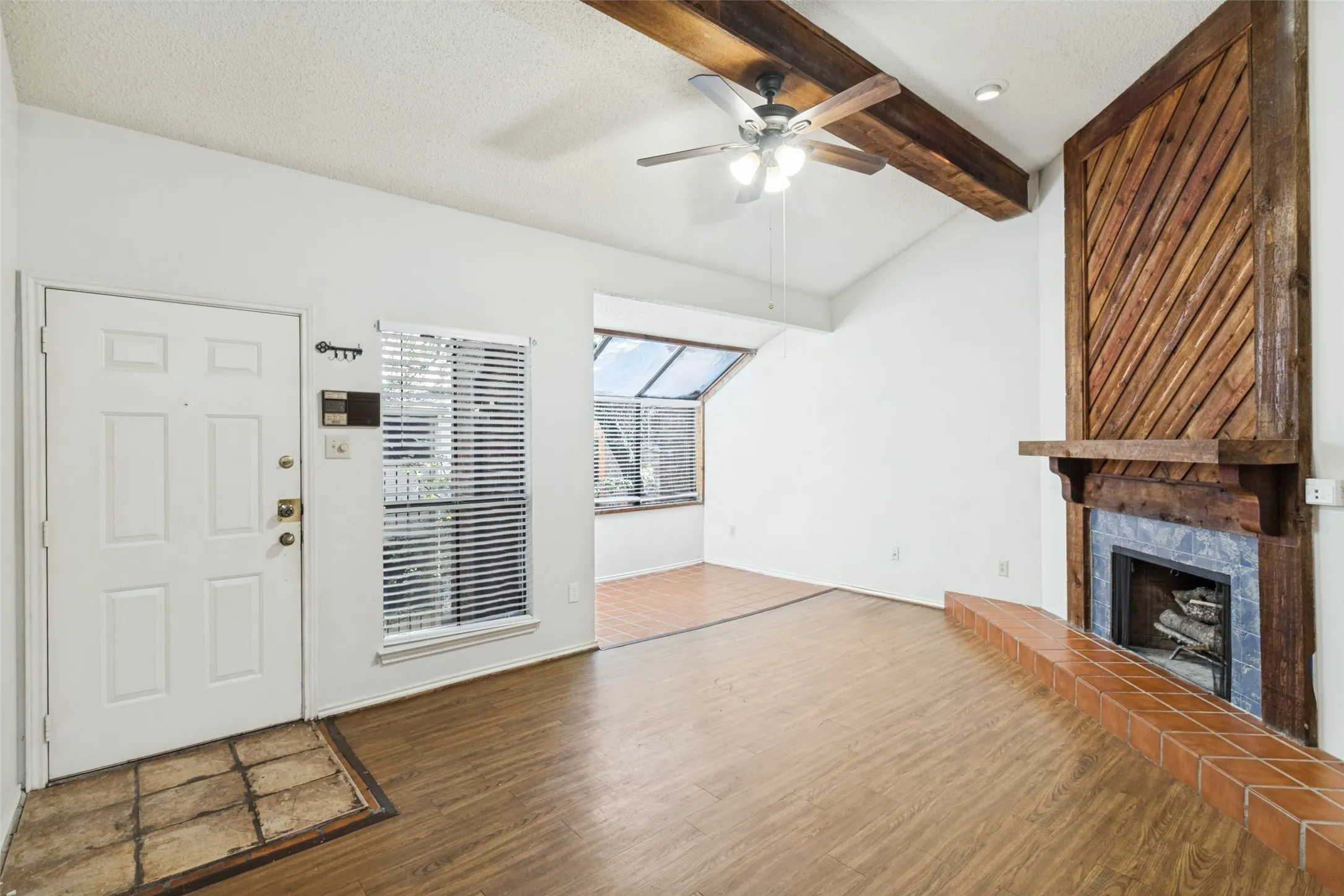 Condominium For Sale in Dallas County , 9254 Forest Lane 812, Dallas, Texas 75243, 2 Bedroom, 1 Bathroom, Garage spaces, 912 Sqft, built in 1983, mls#21333511, Real Estate Agent in Dallas, Homes For Sale in Dallas county, Homes For Sale in Dallas, Realtor in Dallas Texas, Real Estate Brokerage Independent Realty Texas, Luminita Cordes Realtor