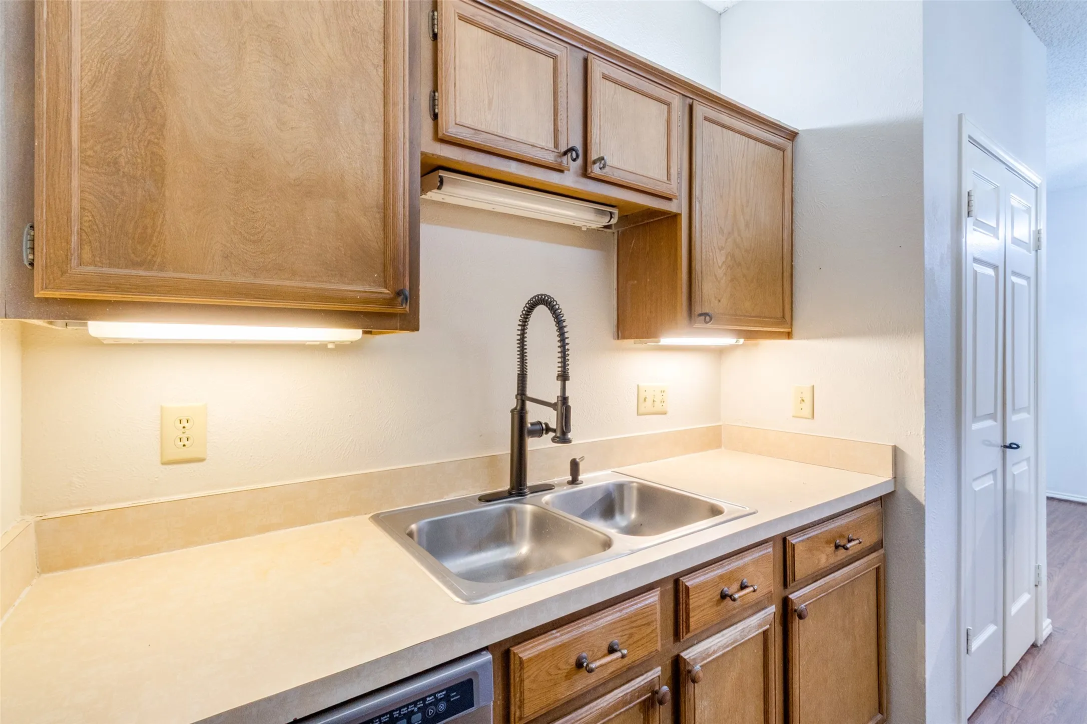Condominium For Sale in Dallas County , 9254 Forest Lane 812, Dallas, Texas 75243, 2 Bedroom, 1 Bathroom, Garage spaces, 912 Sqft, built in 1983, mls#21333511, Real Estate Agent in Dallas, Homes For Sale in Dallas county, Homes For Sale in Dallas, Realtor in Dallas Texas, Real Estate Brokerage Independent Realty Texas, Luminita Cordes Realtor