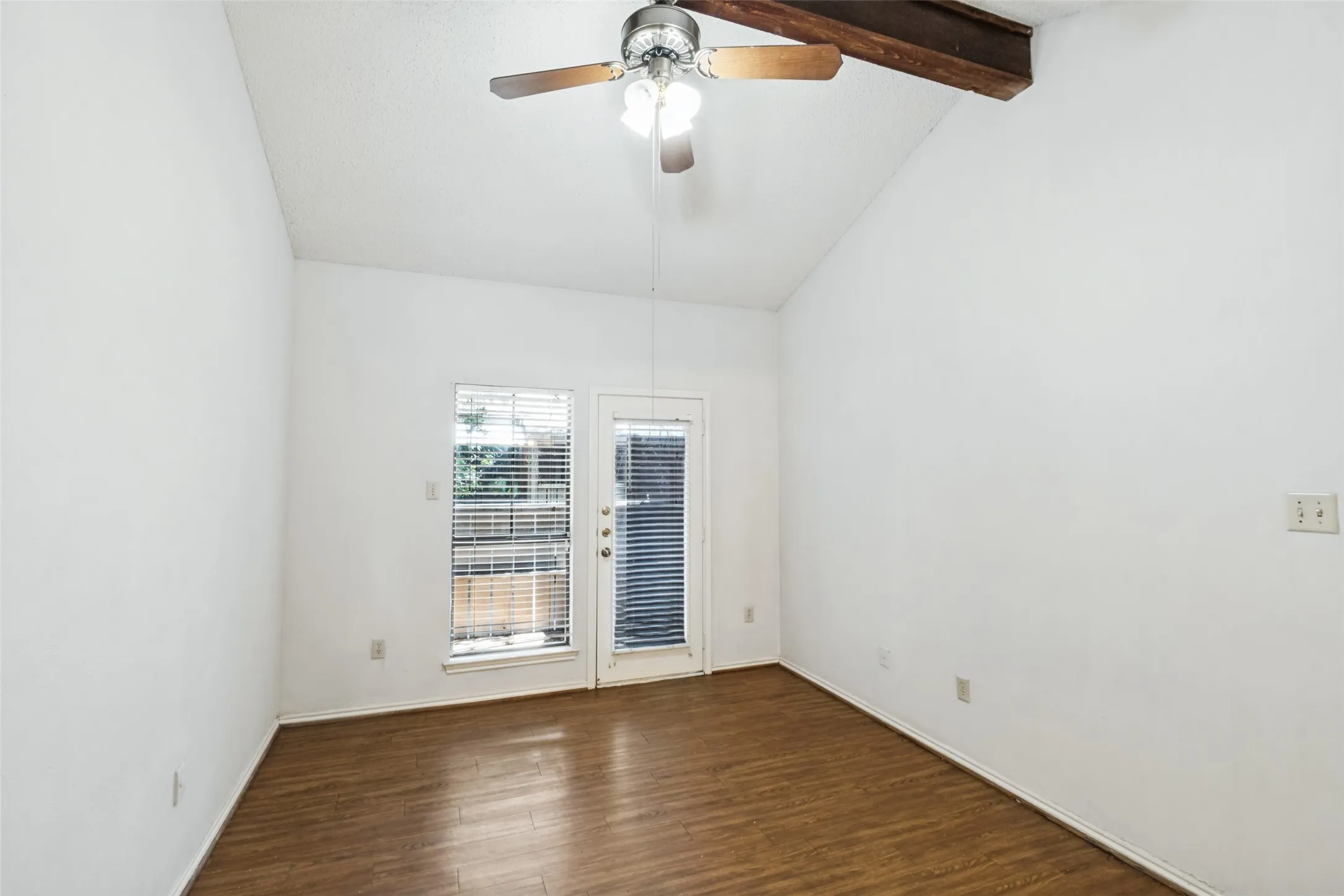 Condominium For Sale in Dallas County , 9254 Forest Lane 812, Dallas, Texas 75243, 2 Bedroom, 1 Bathroom, Garage spaces, 912 Sqft, built in 1983, mls#21333511, Real Estate Agent in Dallas, Homes For Sale in Dallas county, Homes For Sale in Dallas, Realtor in Dallas Texas, Real Estate Brokerage Independent Realty Texas, Luminita Cordes Realtor