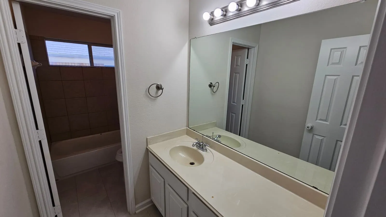 Single Family Residence For Rent in Tarrant County , 5236 Hilcroft Road, Fort Worth, Texas 76244, 4 Bedroom, 3 Bathroom, 2 Garage spaces, 2,846 Sqft, built in 2006, mls#21412463, Real Estate Agent in Fort Worth, Homes For Rent in Tarrant county, Homes For Rent in Fort Worth, Realtor in Fort Worth Texas, Real Estate Brokerage Independent Realty Texas, Luminita Cordes Realtor