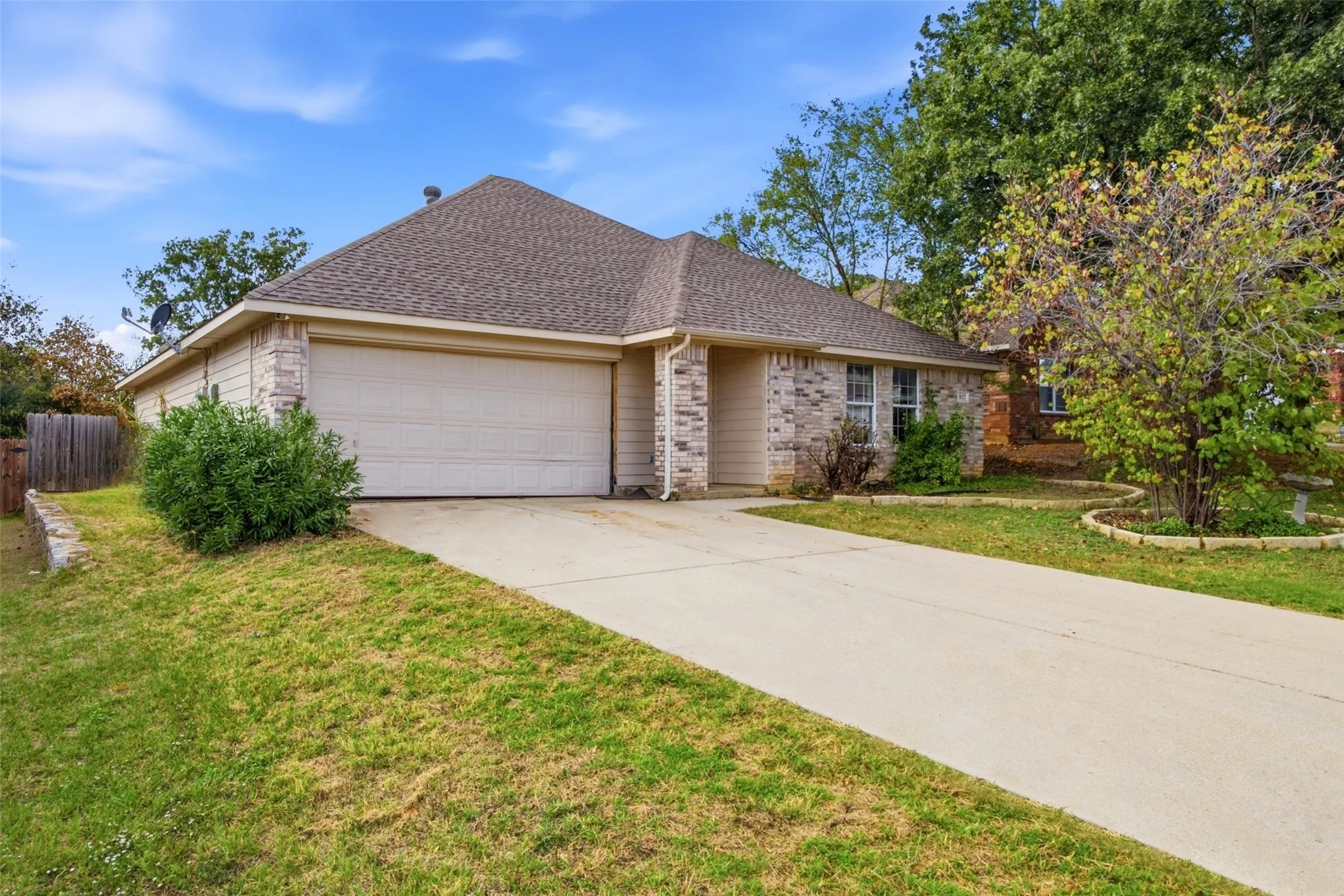 Single Family Residence For Sale in Denton County , 917 Chase Lane, Denton, Texas 76209, 3 Bedroom, 2 Bathroom, 2 Garage spaces, 1,704 Sqft, built in 2004, mls#21410193, Real Estate Agent in Denton, Homes For Sale in Denton county, Homes For Sale in Denton, Realtor in Denton Texas, Real Estate Brokerage Independent Realty Texas, Luminita Cordes Realtor